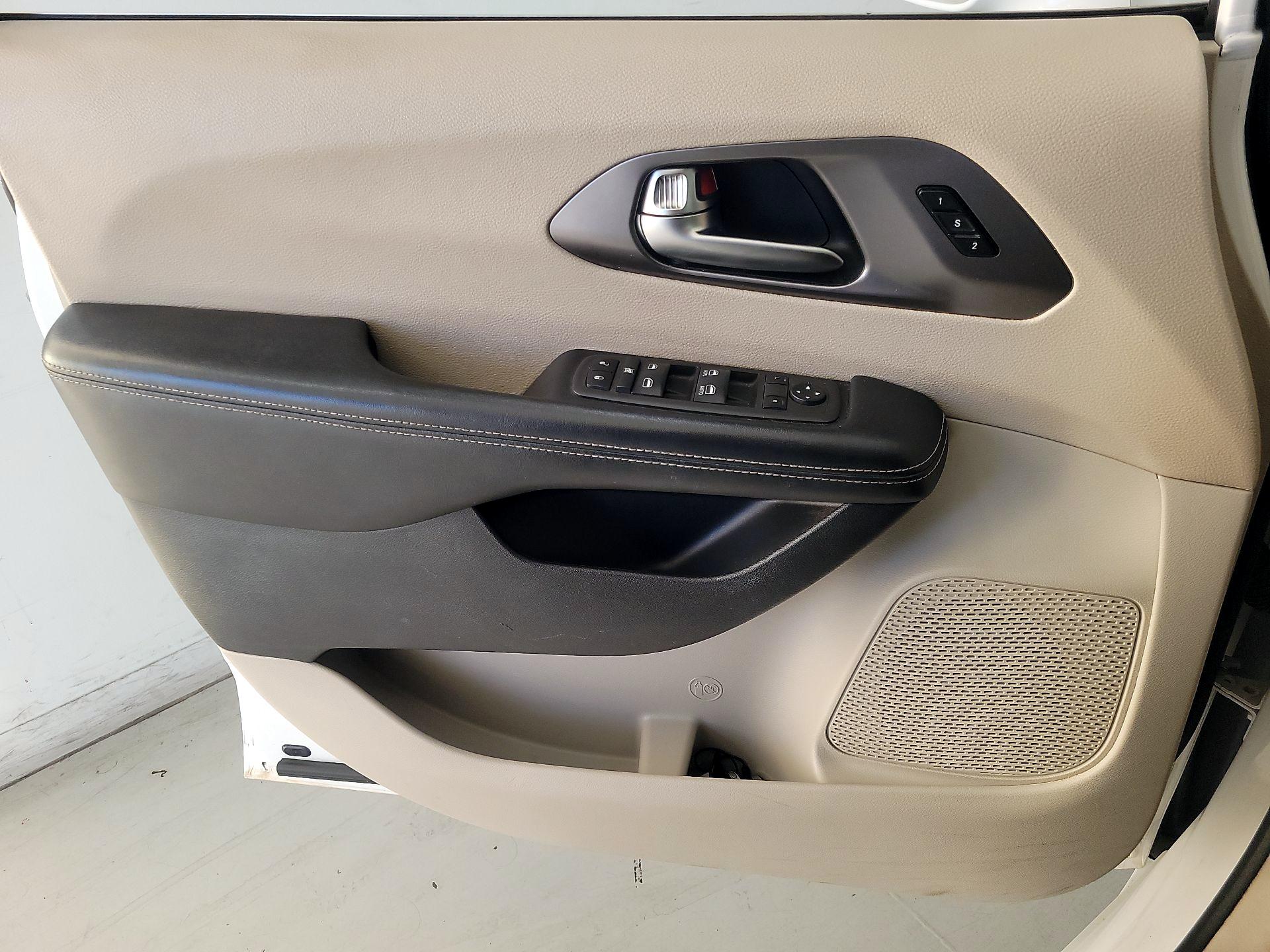 Thumbnail: 2022 Chrysler Pacifica - 12