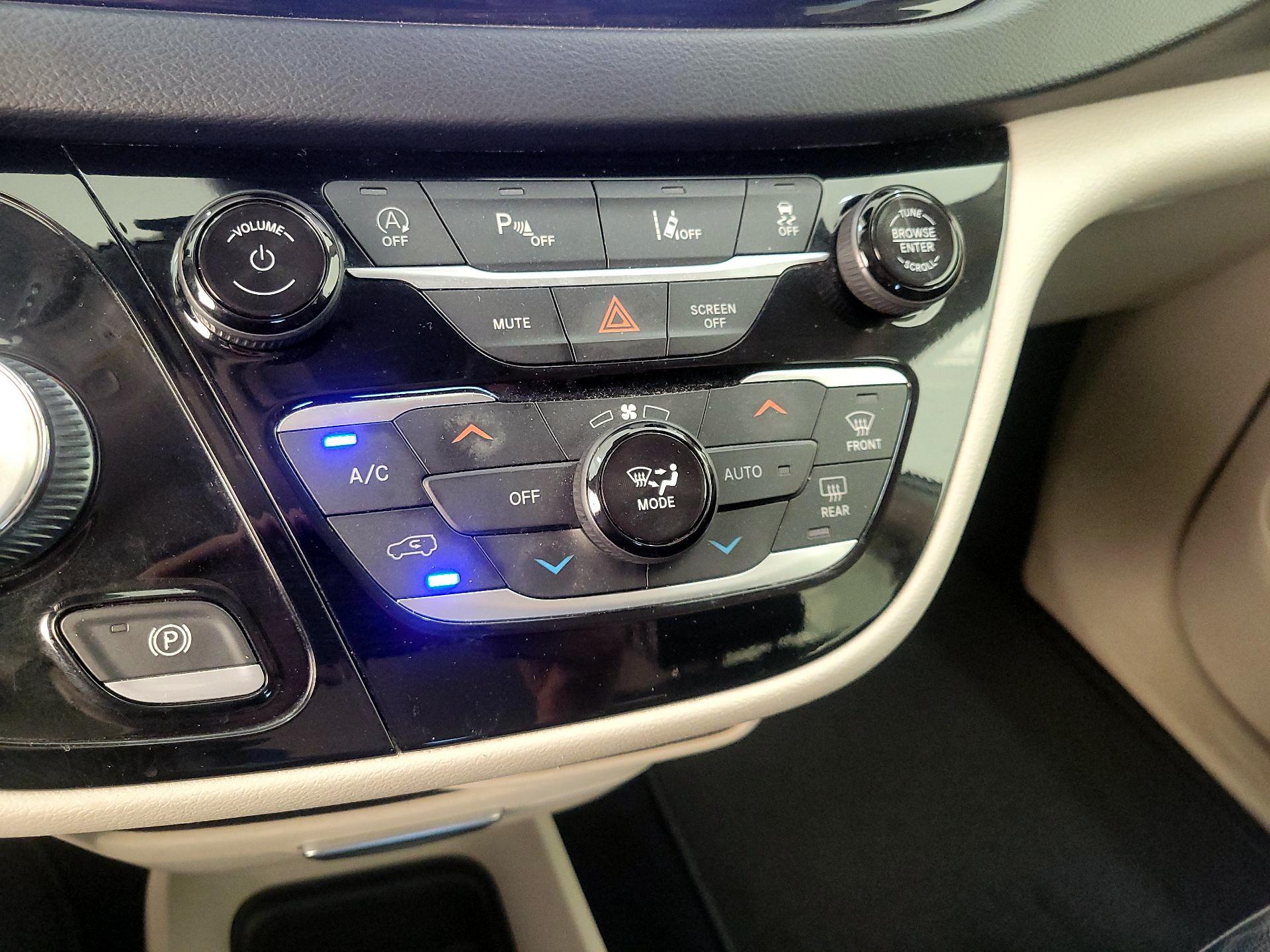 Thumbnail: 2022 Chrysler Pacifica - 16