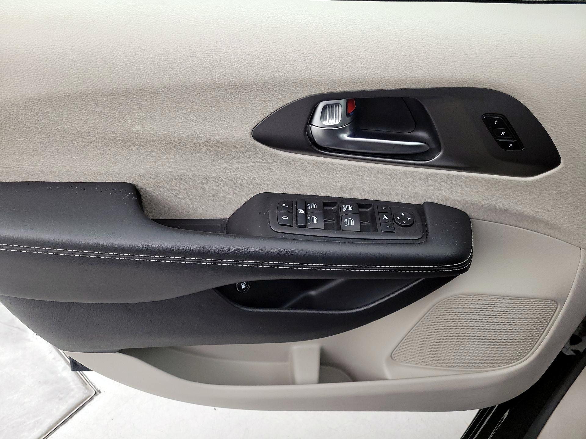 Thumbnail: 2023 Chrysler Pacifica - 12