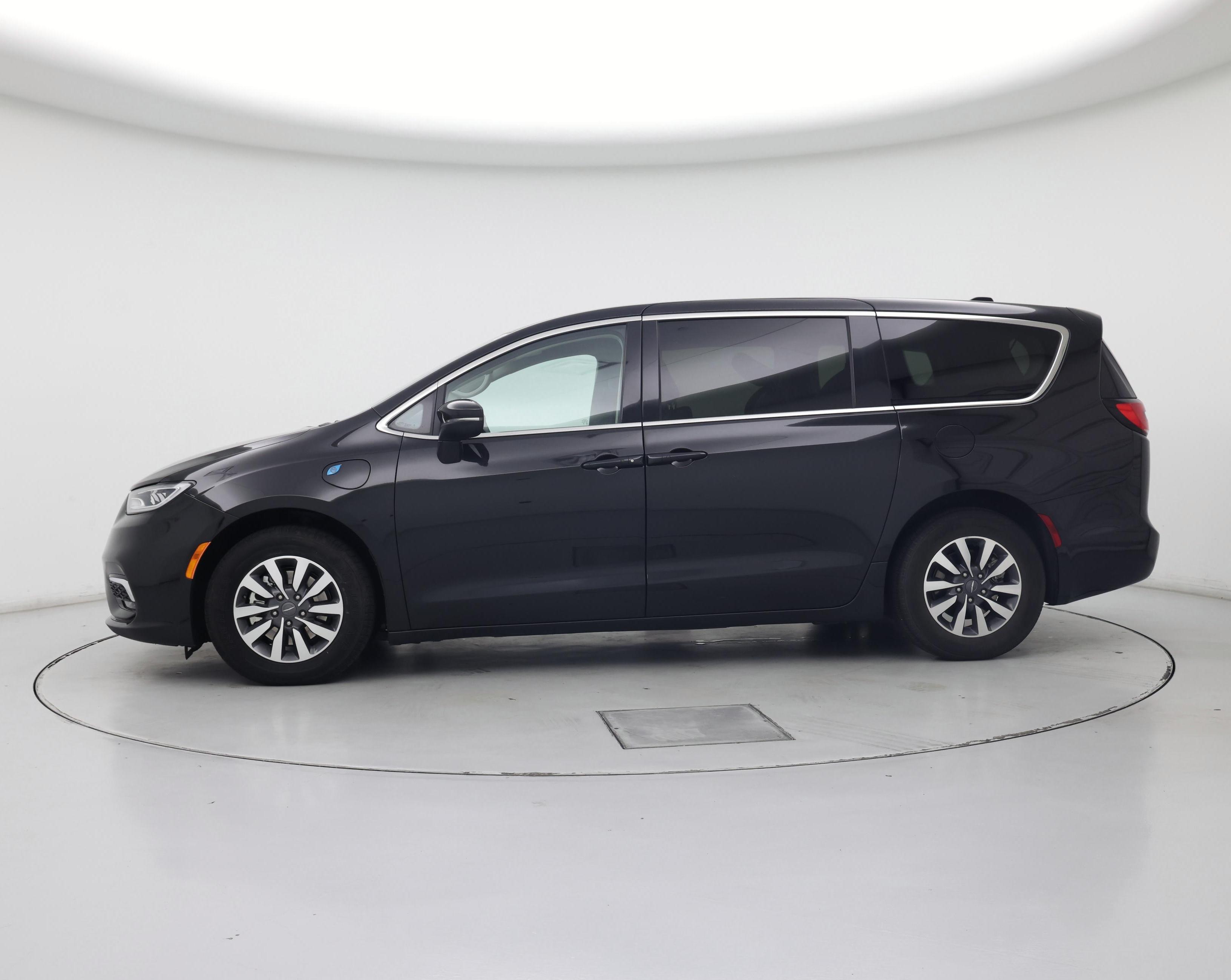 Thumbnail: 2023 Chrysler Pacifica - 3
