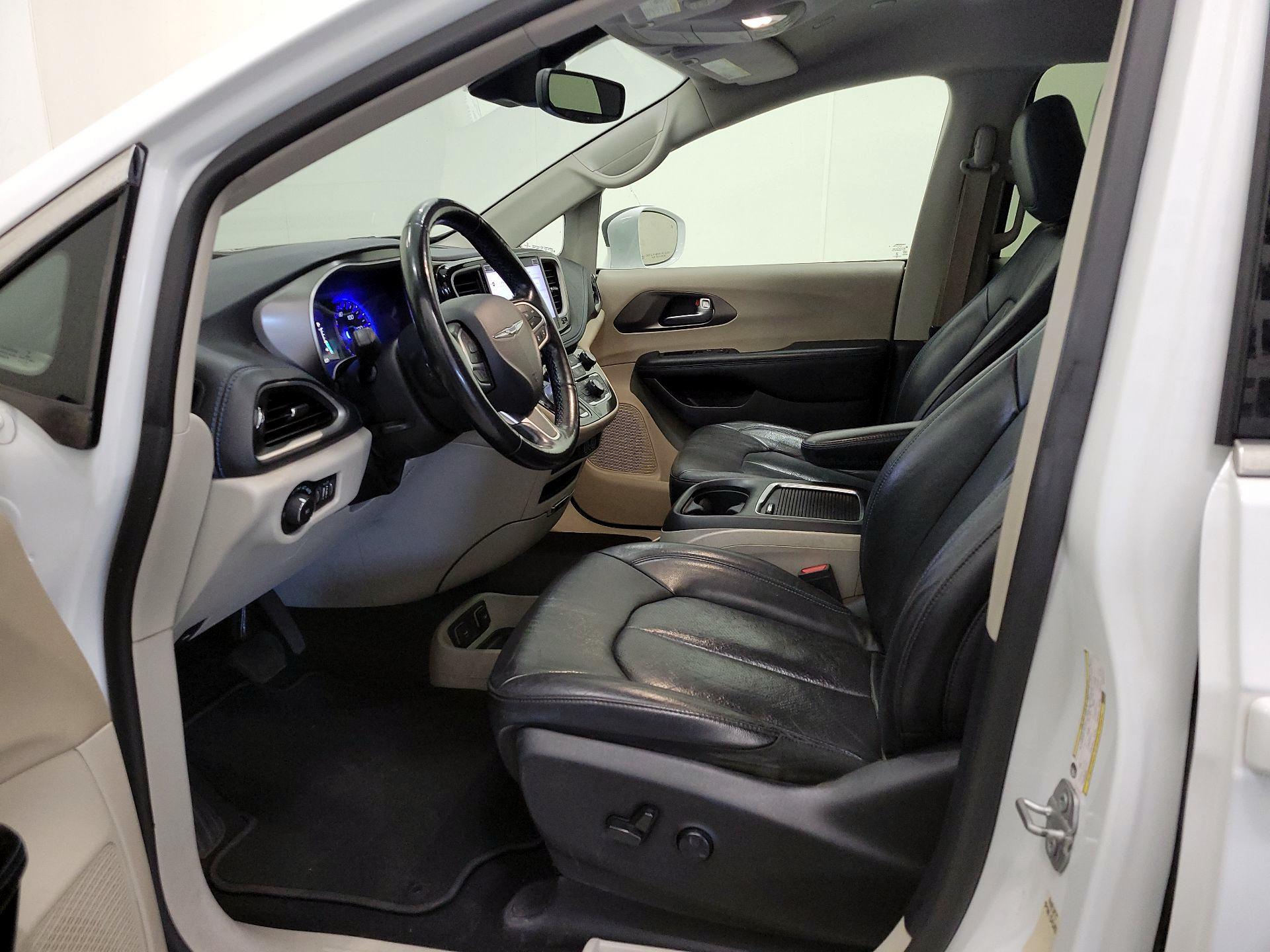 Thumbnail: 2021 Chrysler Pacifica - 11