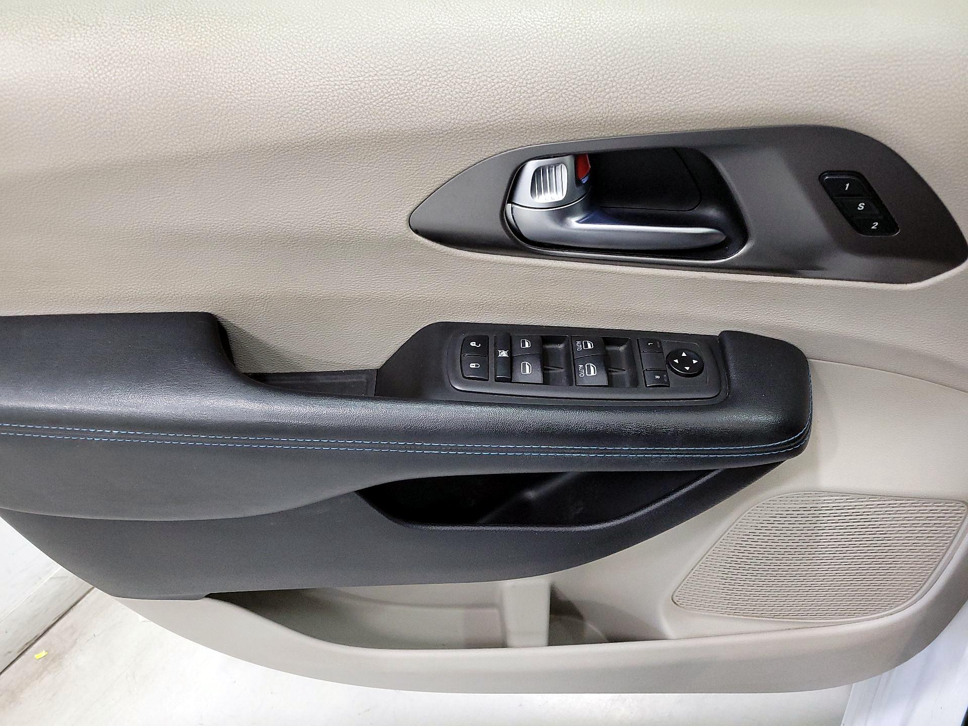 Thumbnail: 2021 Chrysler Pacifica - 12