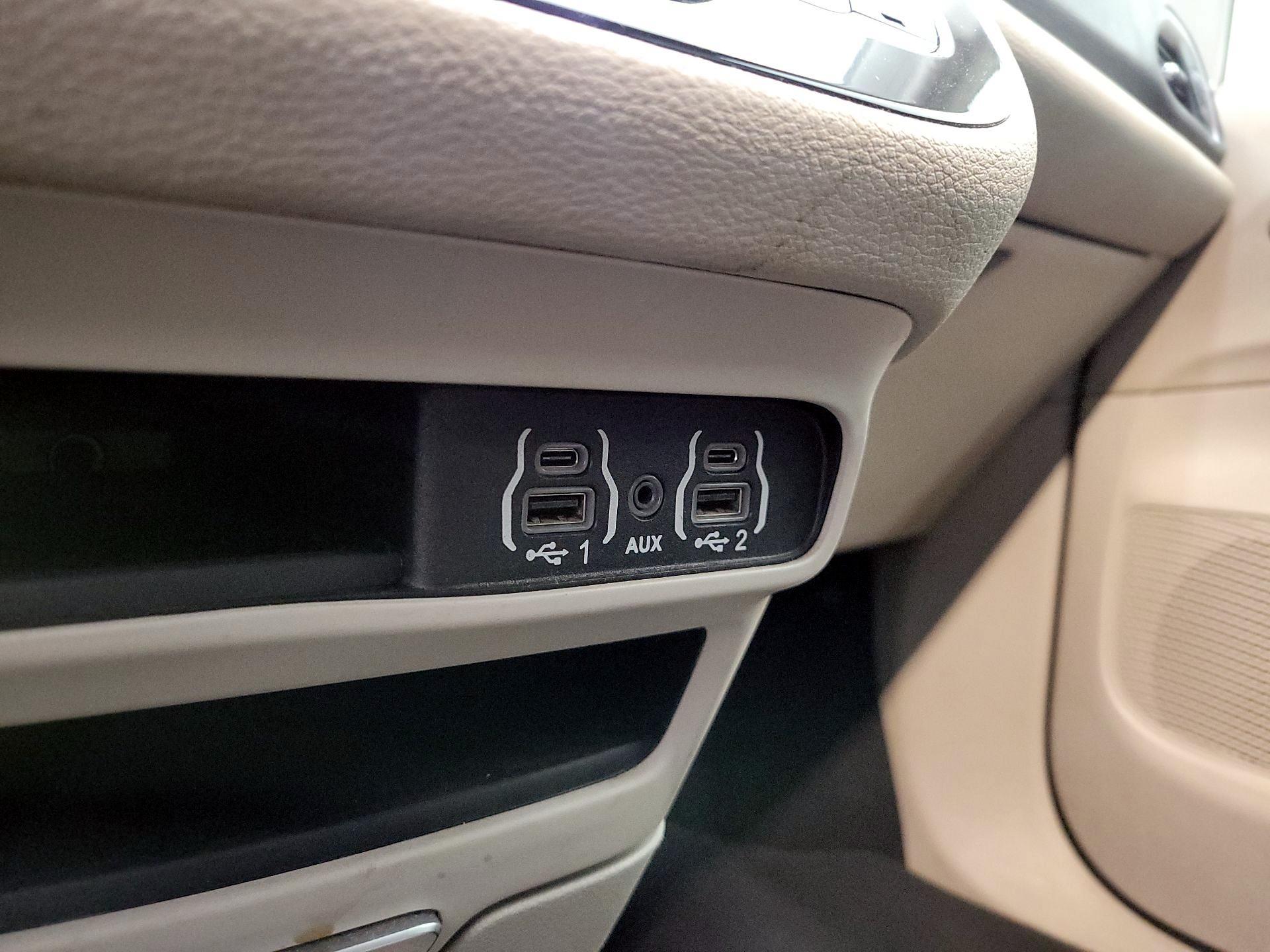 Thumbnail: 2021 Chrysler Pacifica - 18