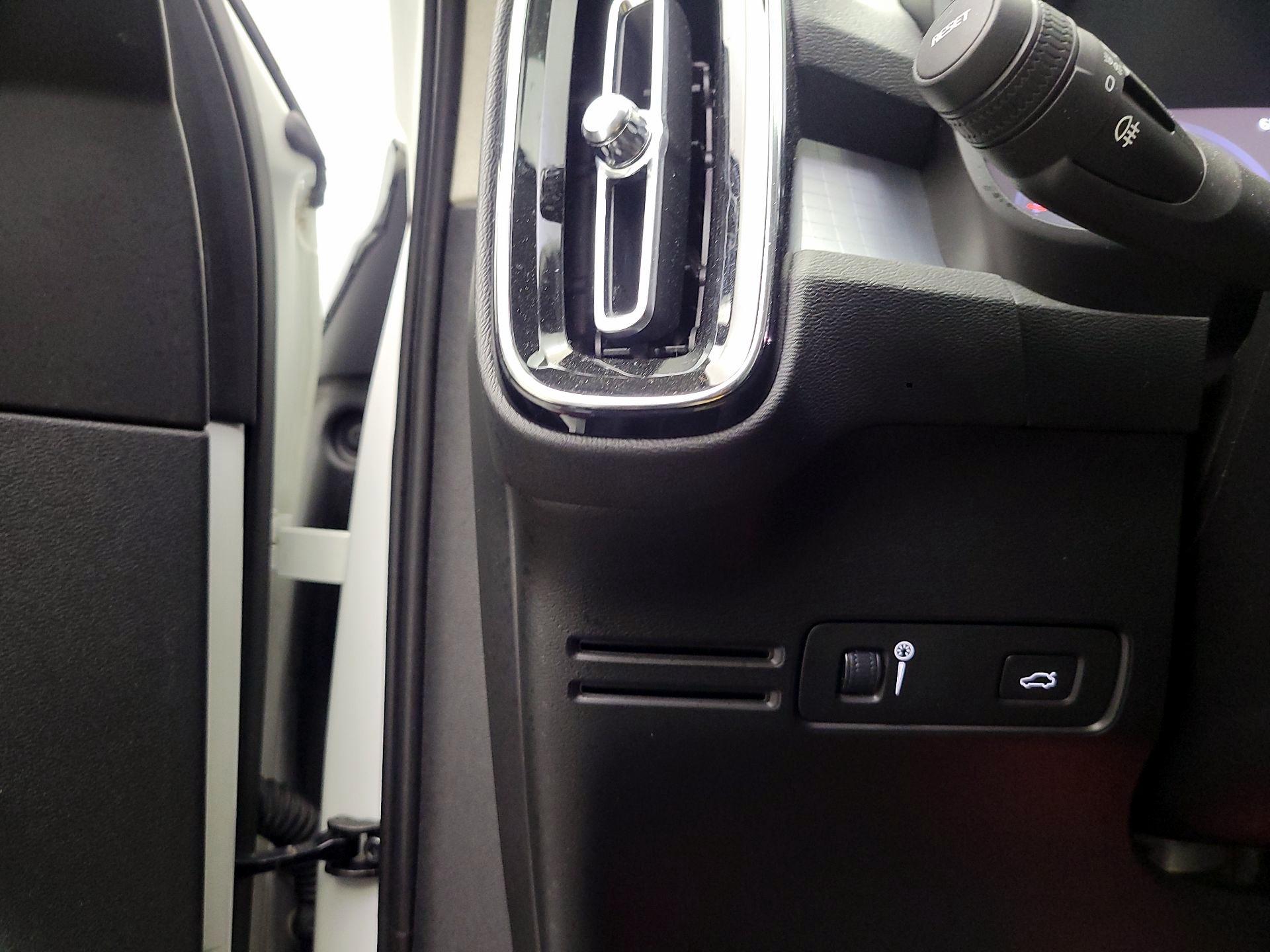 Thumbnail: 2021 Volvo XC40 - 11