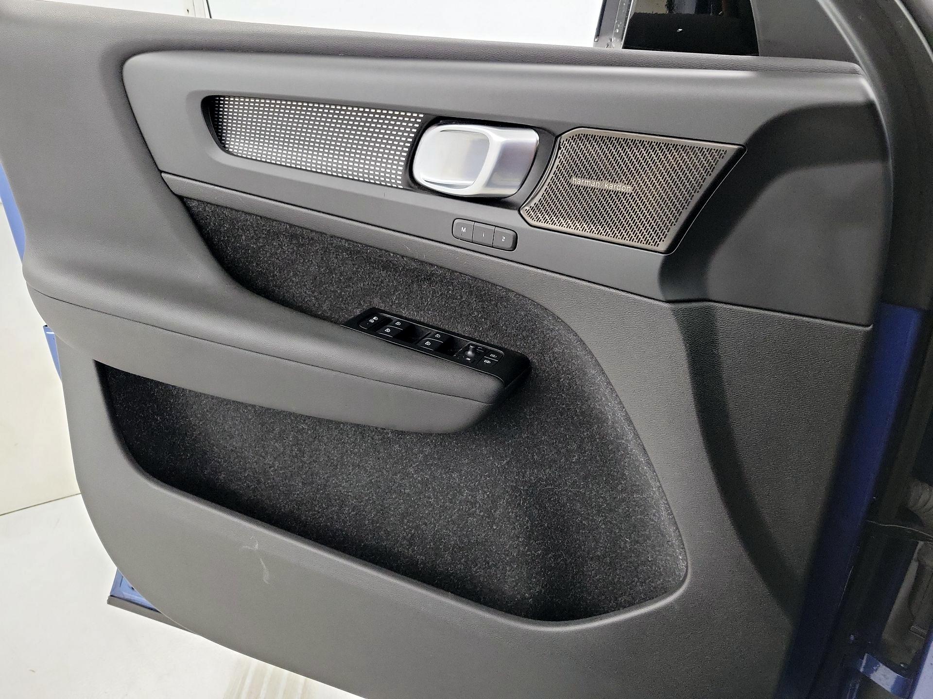 Thumbnail: 2021 Volvo XC40 - 12