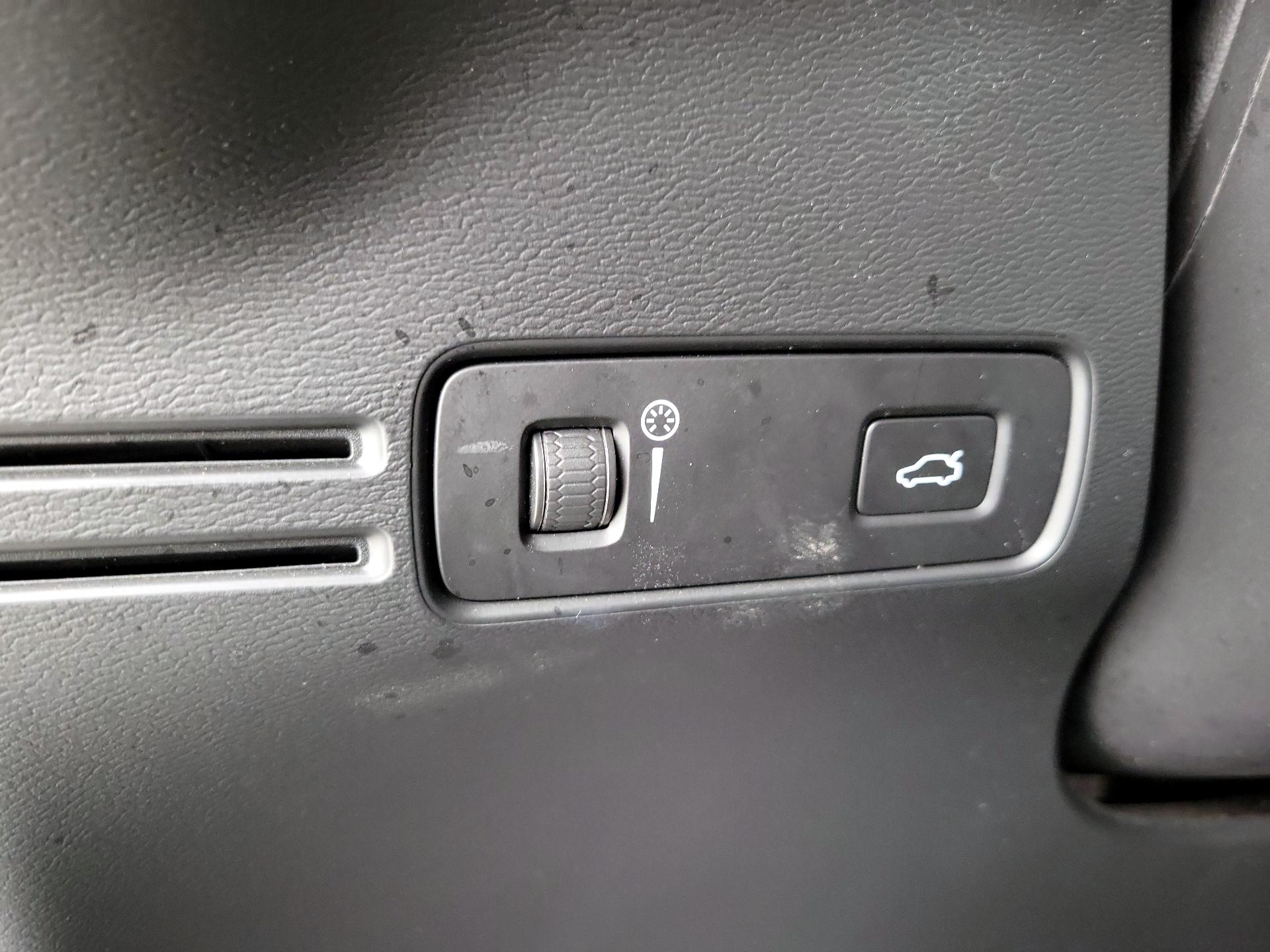 Thumbnail: 2021 Volvo XC40 - 13