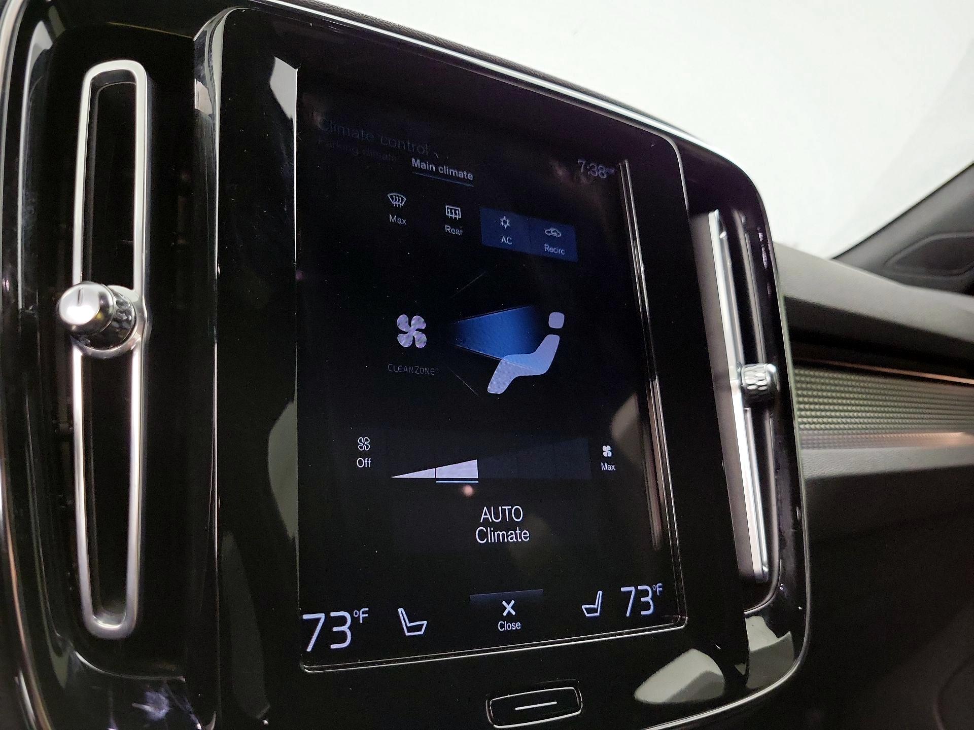 Thumbnail: 2021 Volvo XC40 - 17