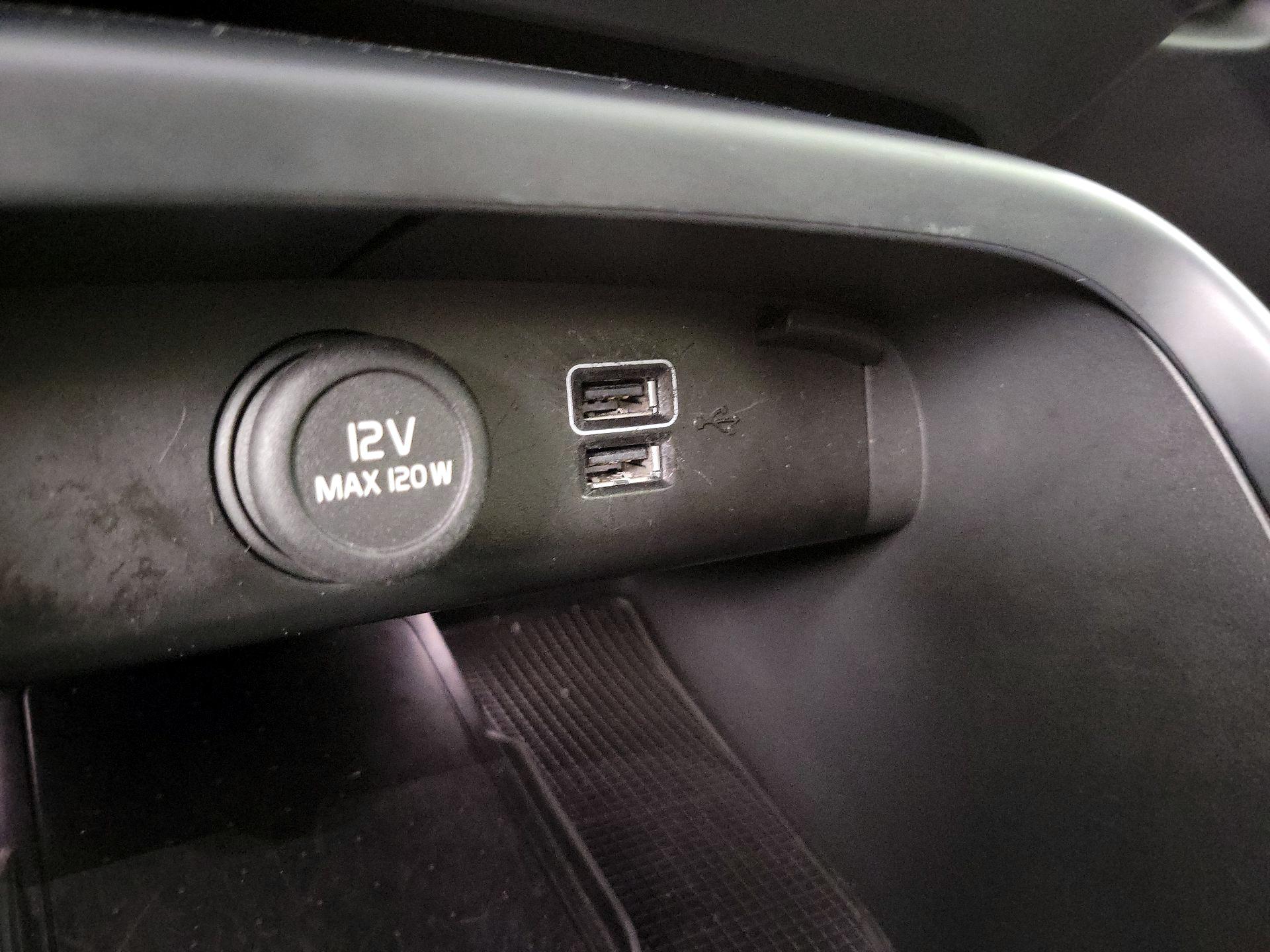 Thumbnail: 2021 Volvo XC40 - 19