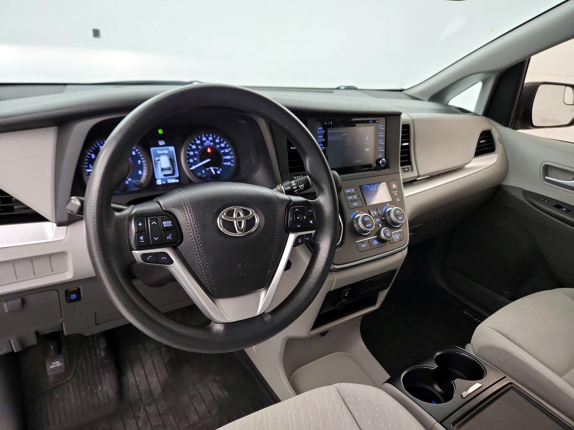 Thumbnail: 2018 Toyota Sienna - 9