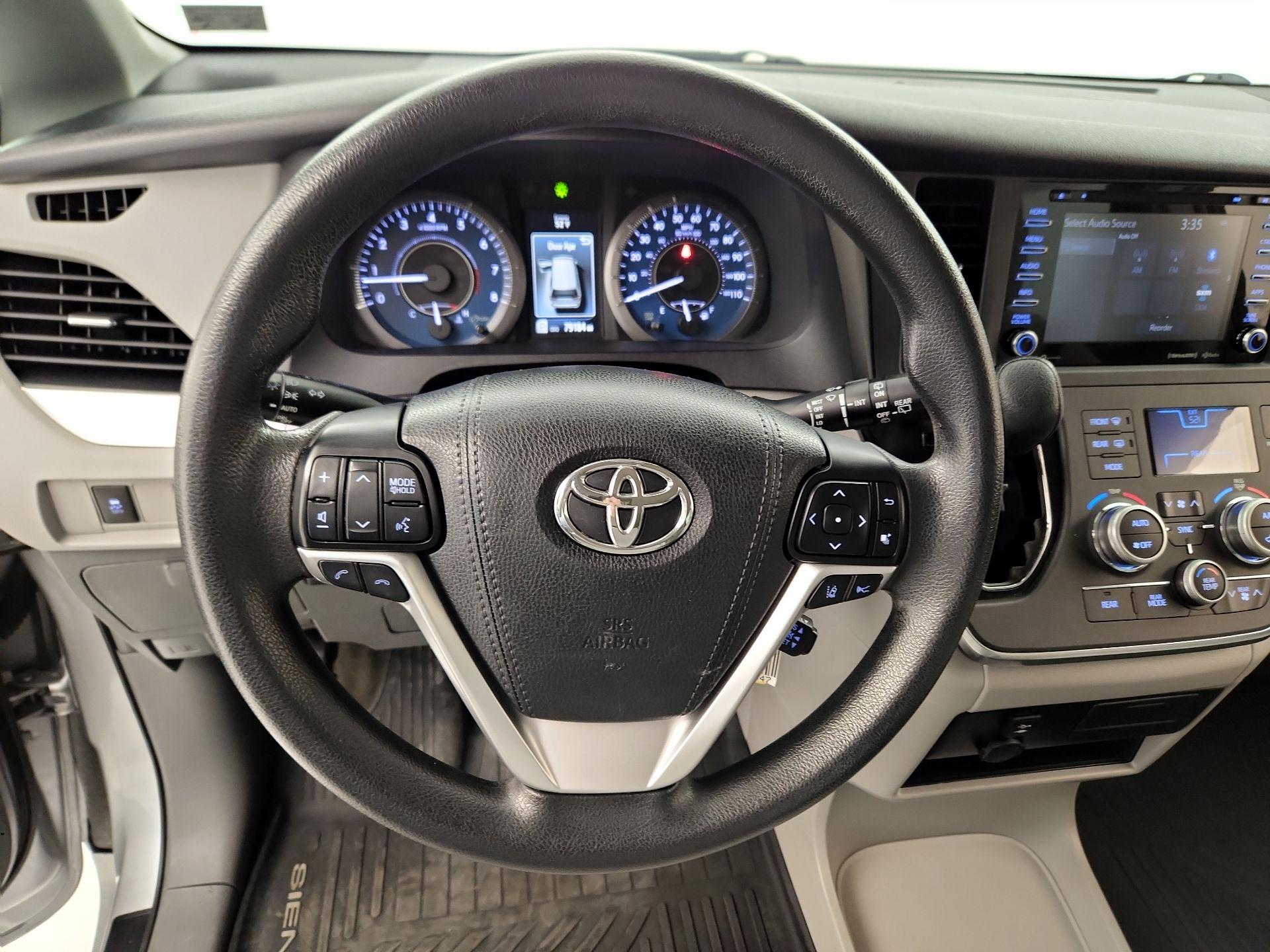 Thumbnail: 2018 Toyota Sienna - 10