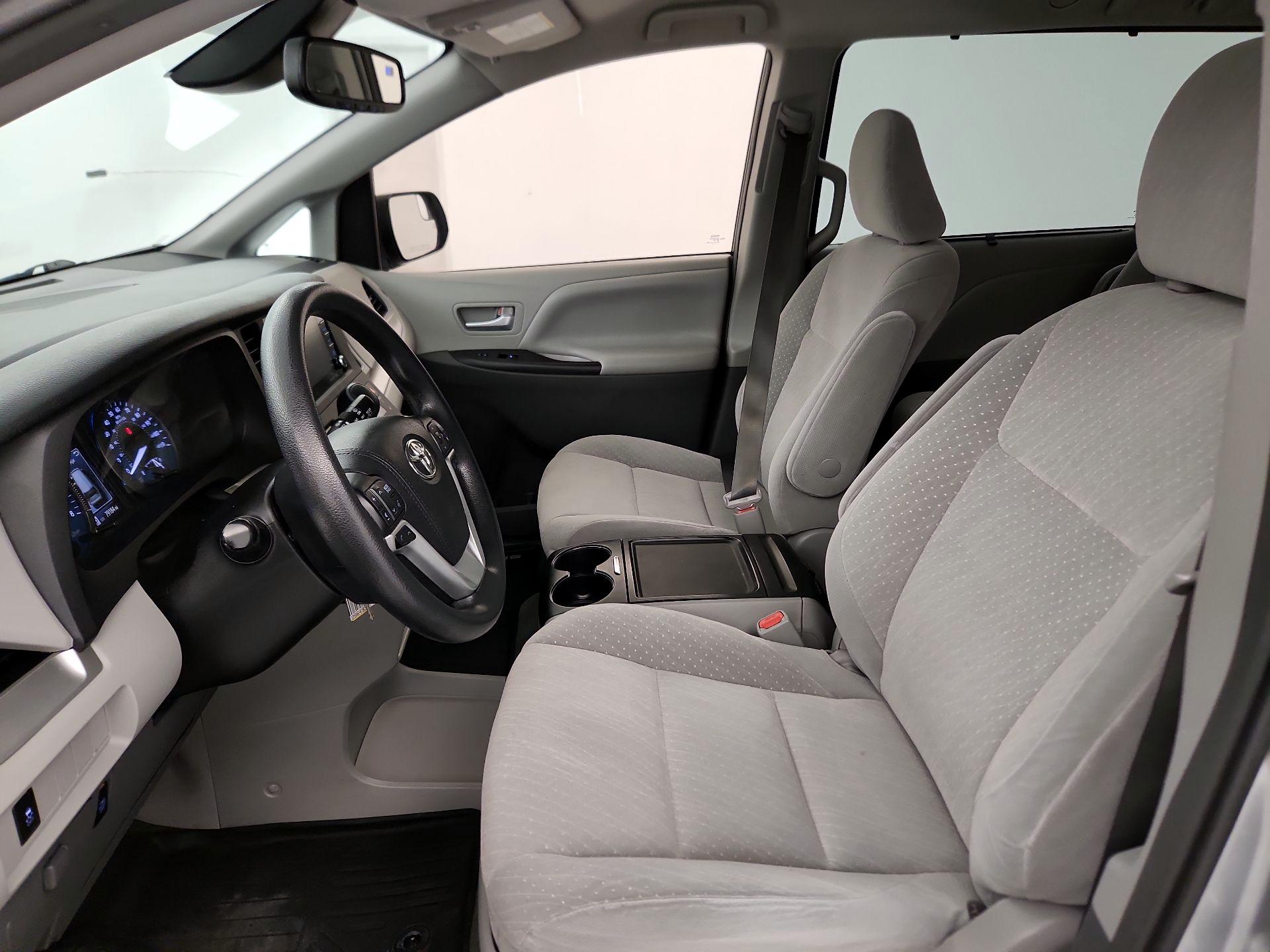 Thumbnail: 2018 Toyota Sienna - 11