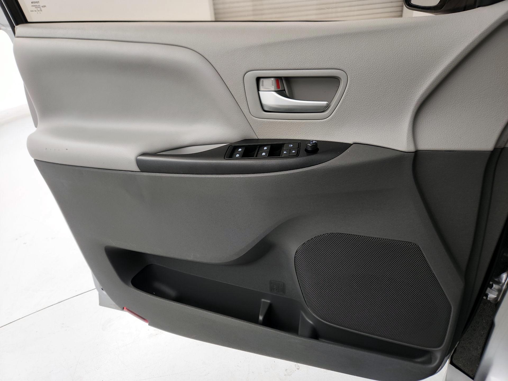 Thumbnail: 2018 Toyota Sienna - 12