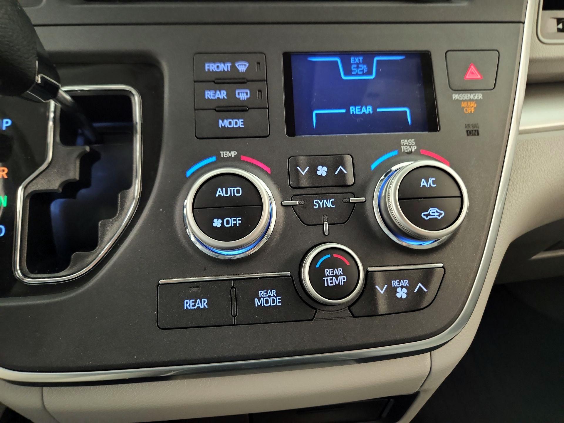 Thumbnail: 2018 Toyota Sienna - 16