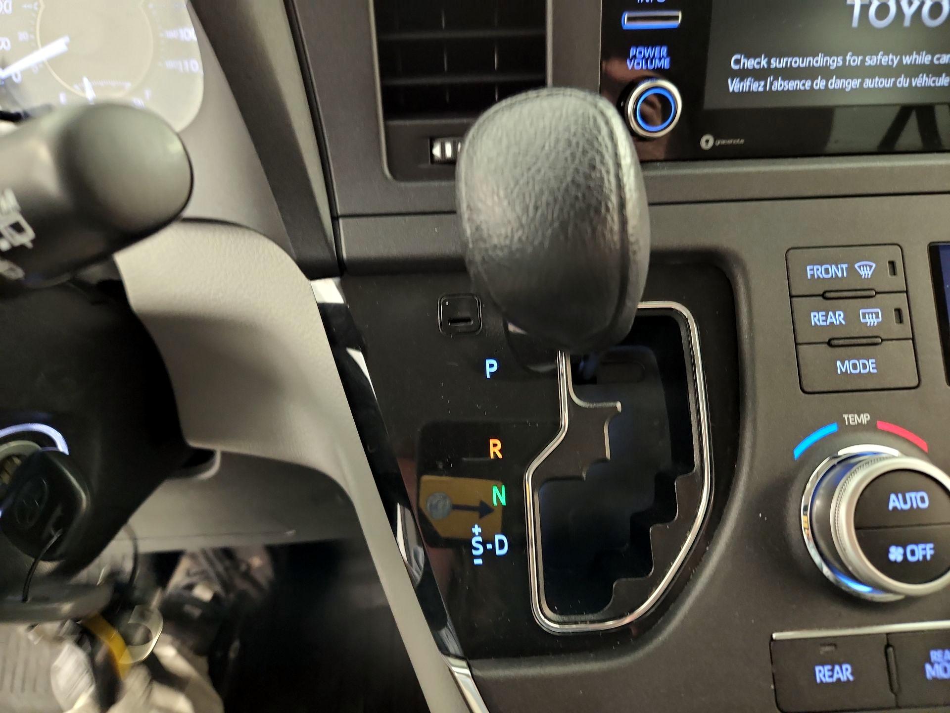 Thumbnail: 2018 Toyota Sienna - 17