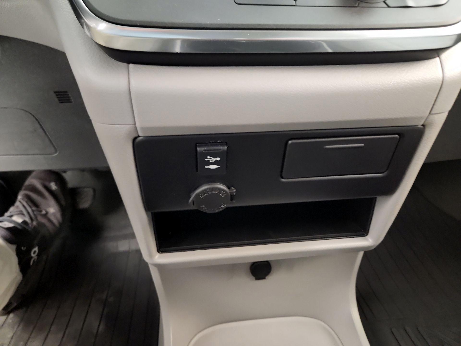 Thumbnail: 2018 Toyota Sienna - 18