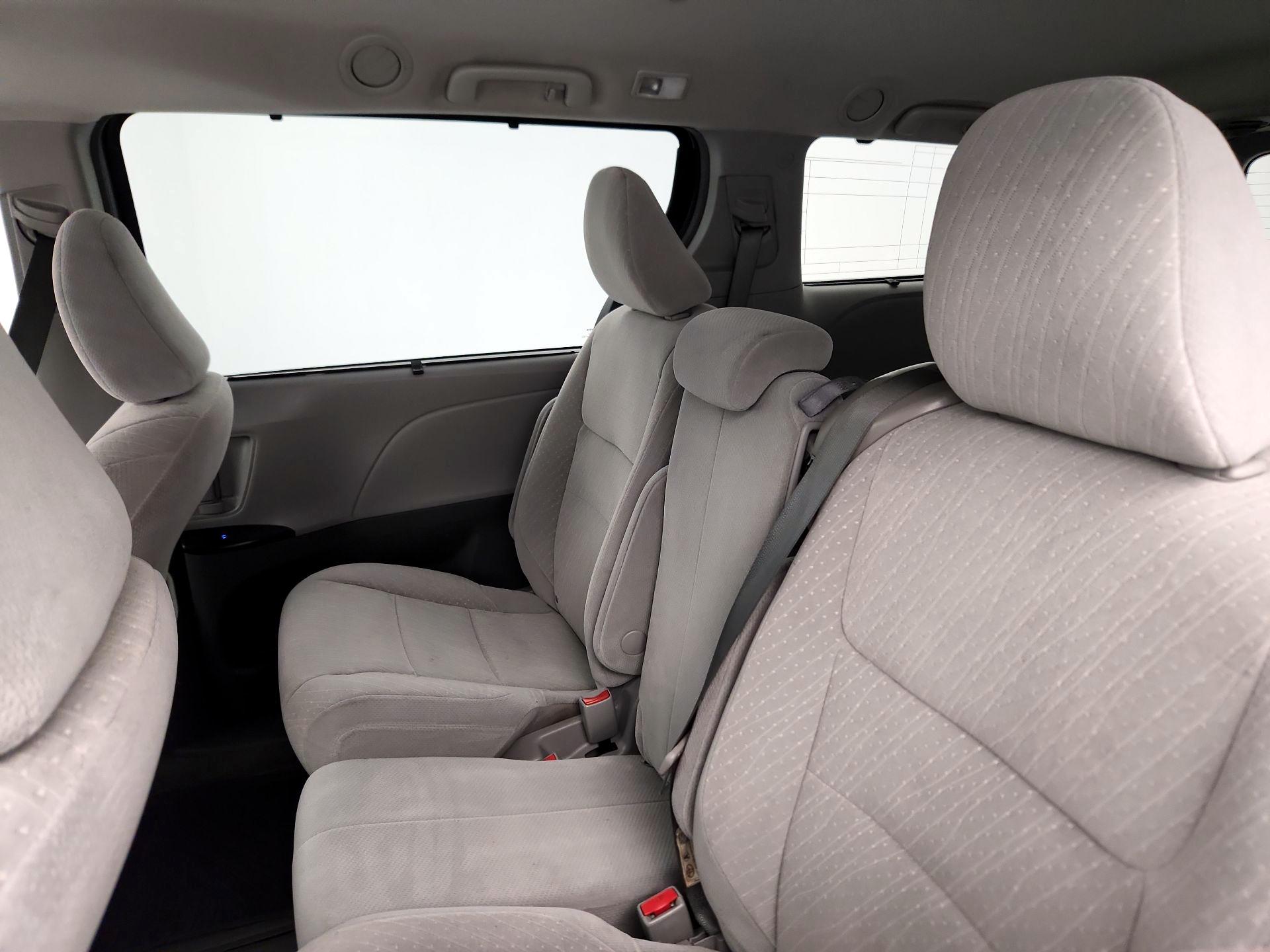 Thumbnail: 2018 Toyota Sienna - 19