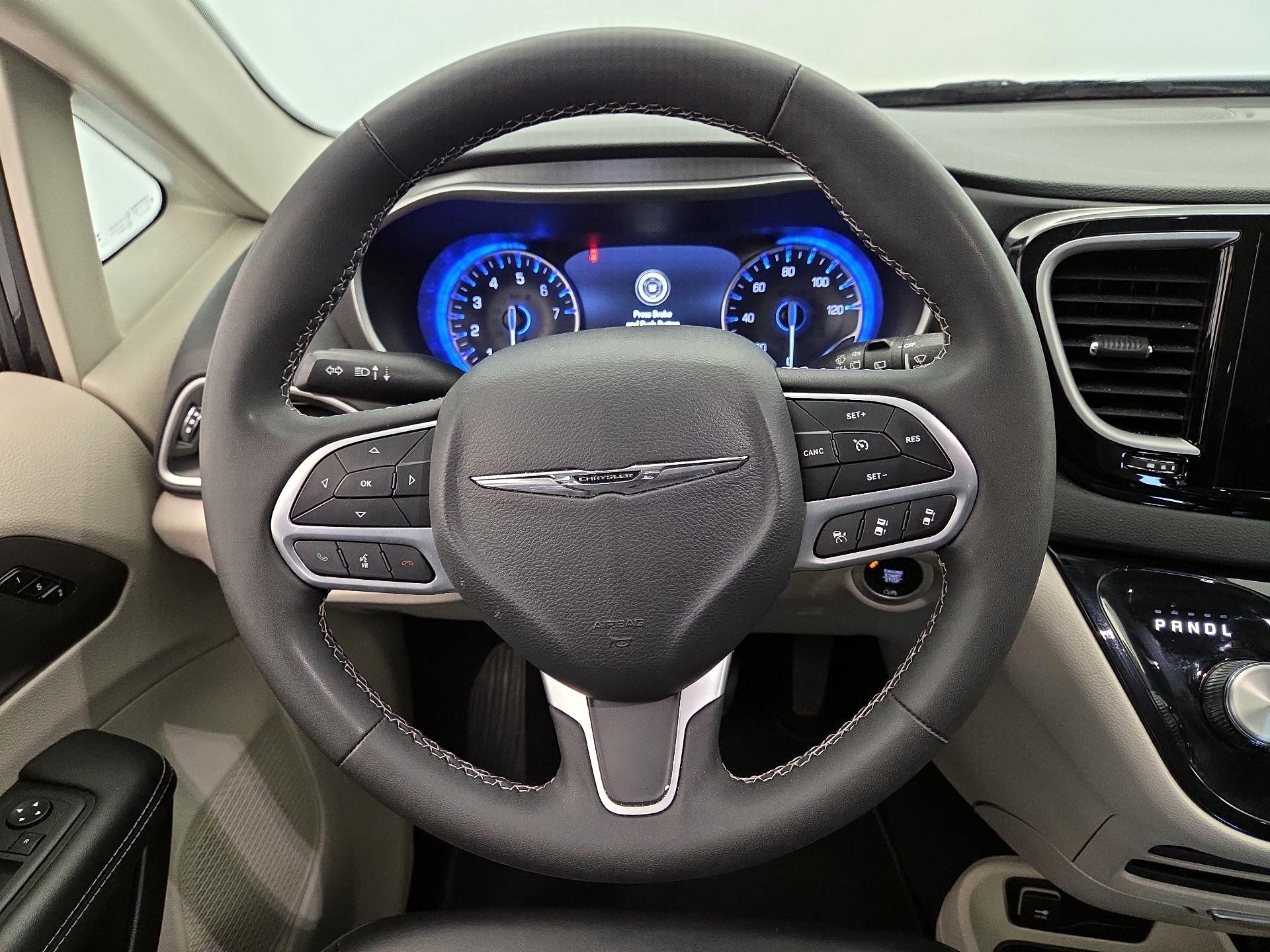 Thumbnail: 2023 Chrysler Pacifica - 10