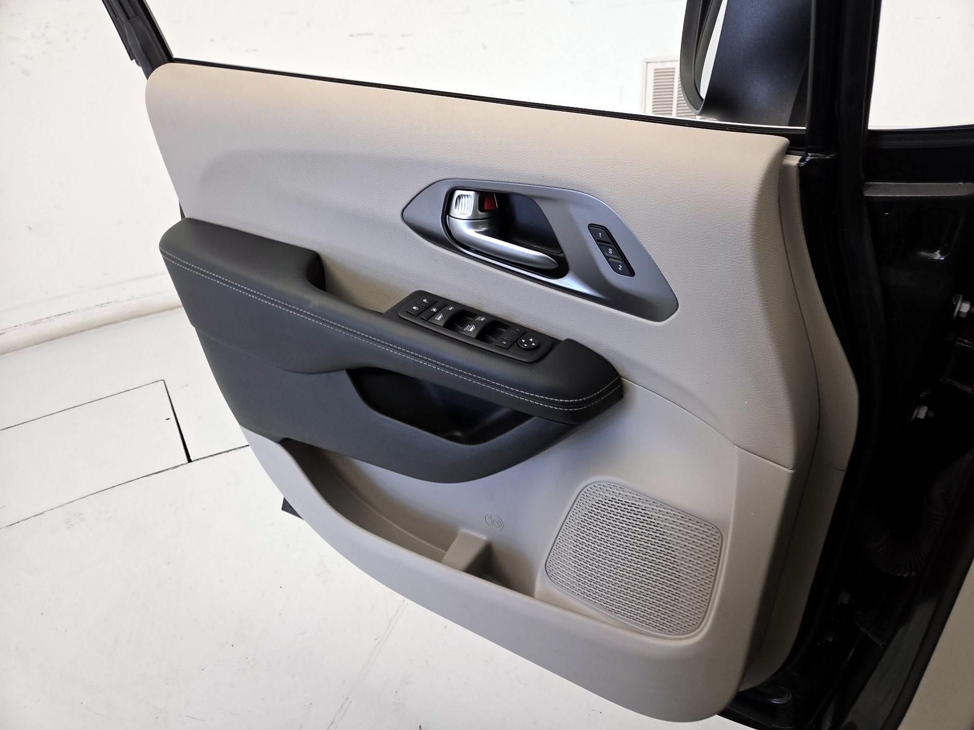 Thumbnail: 2023 Chrysler Pacifica - 12