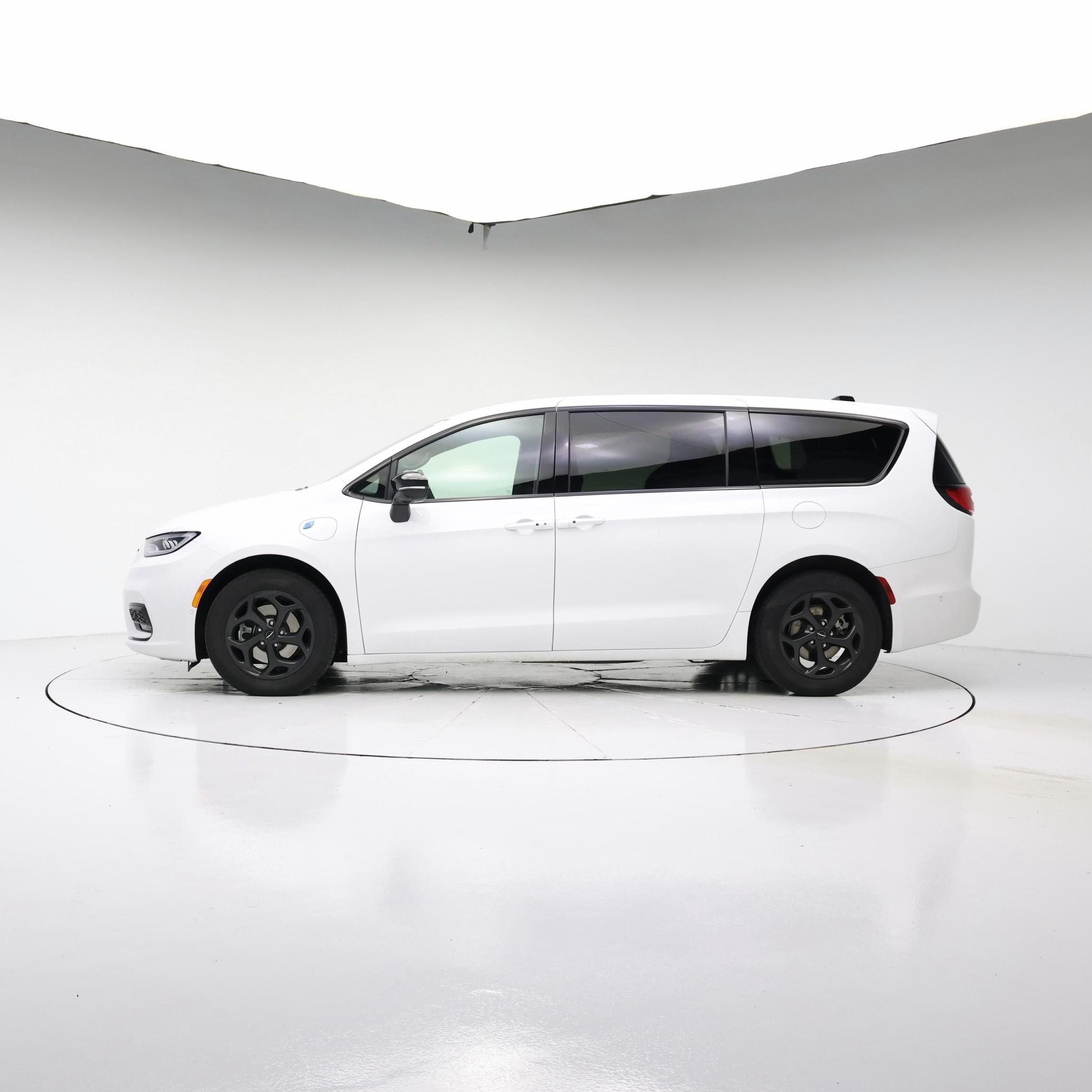 Thumbnail: 2023 Chrysler Pacifica - 3