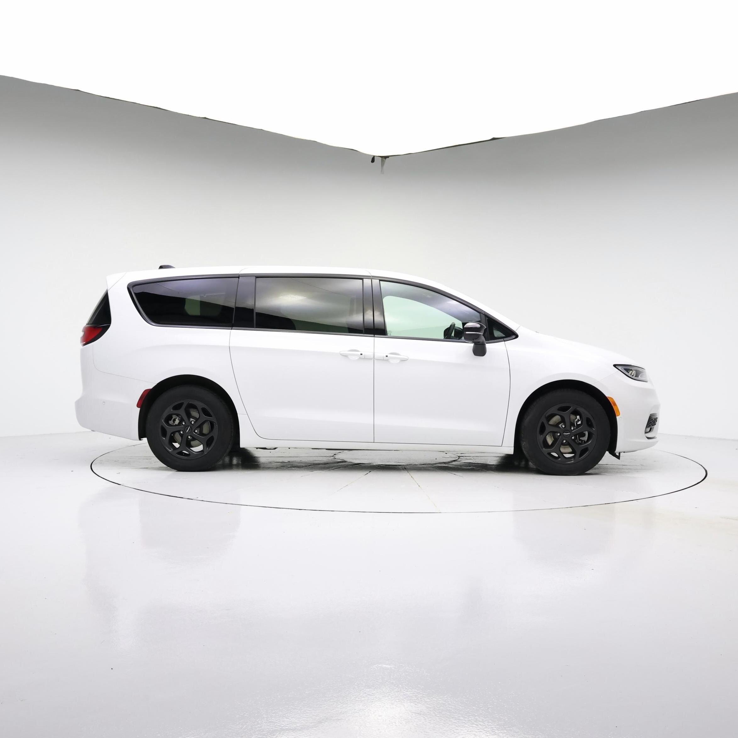 Thumbnail: 2023 Chrysler Pacifica - 7