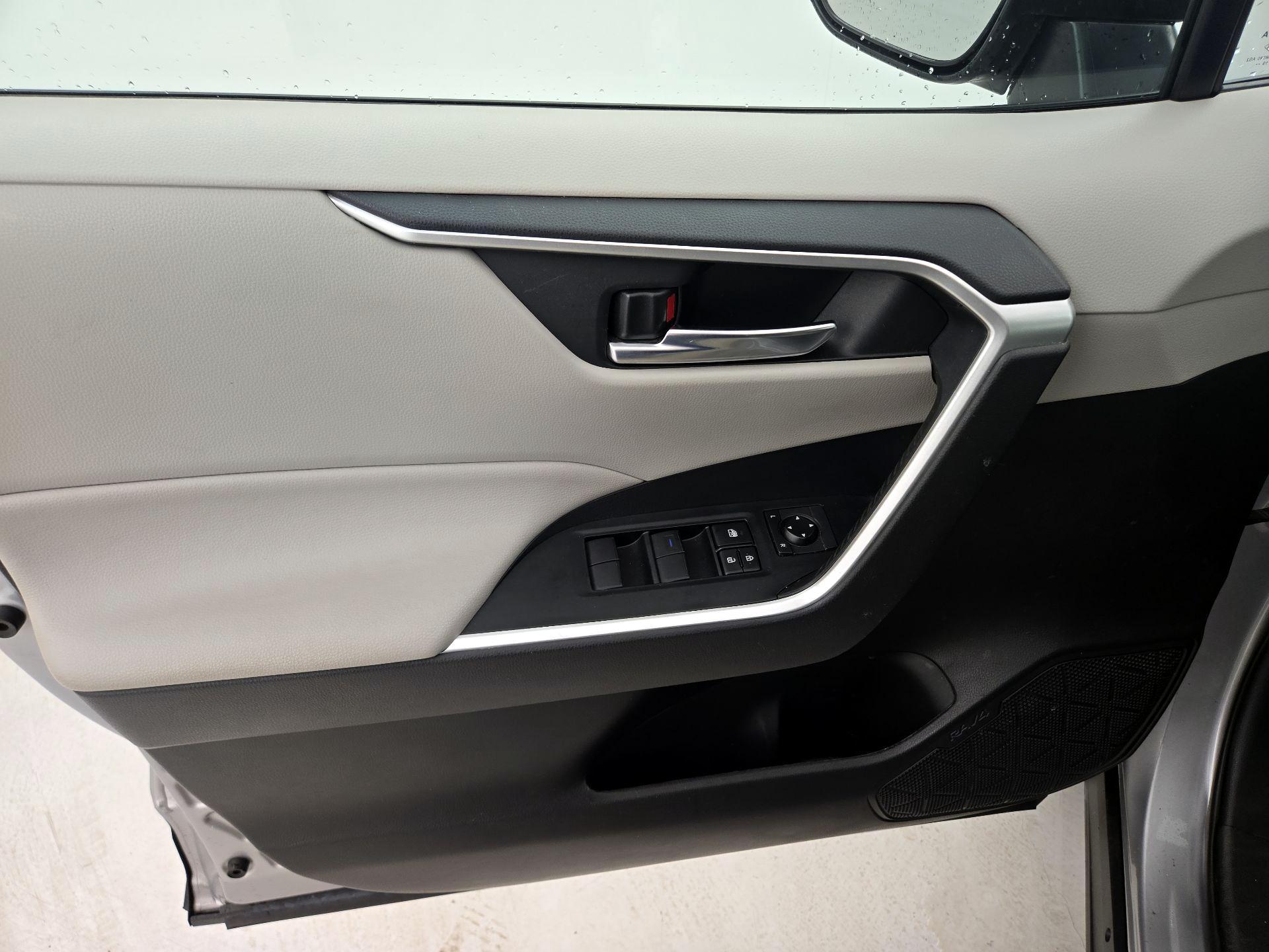 Thumbnail: 2020 Toyota RAV4 - 12