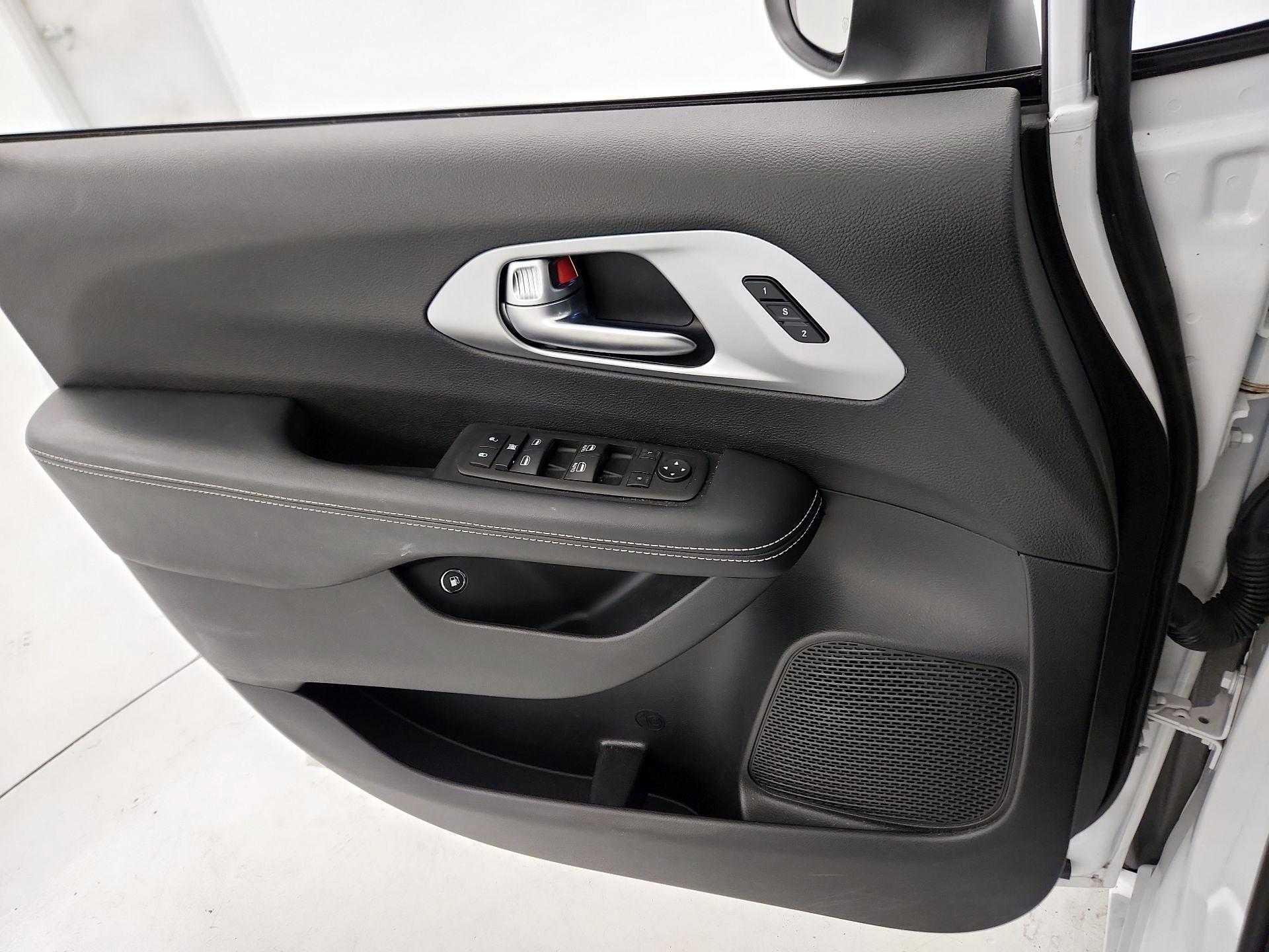 Thumbnail: 2023 Chrysler Pacifica - 12