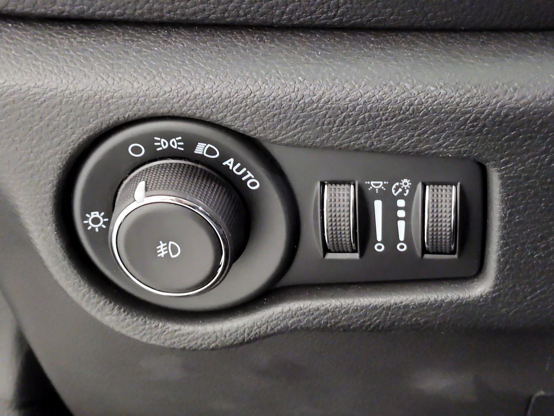 Thumbnail: 2023 Chrysler Pacifica - 13