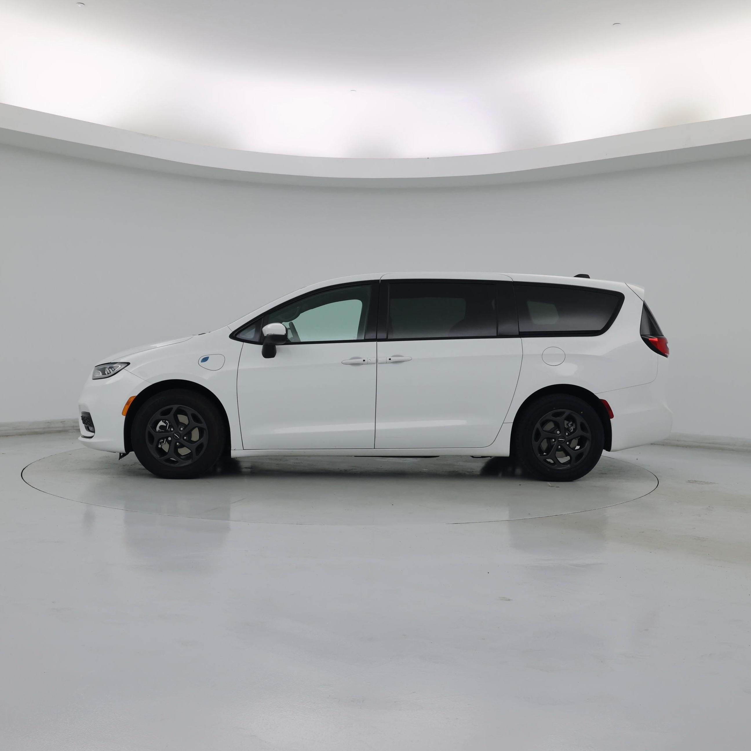 Thumbnail: 2023 Chrysler Pacifica - 3