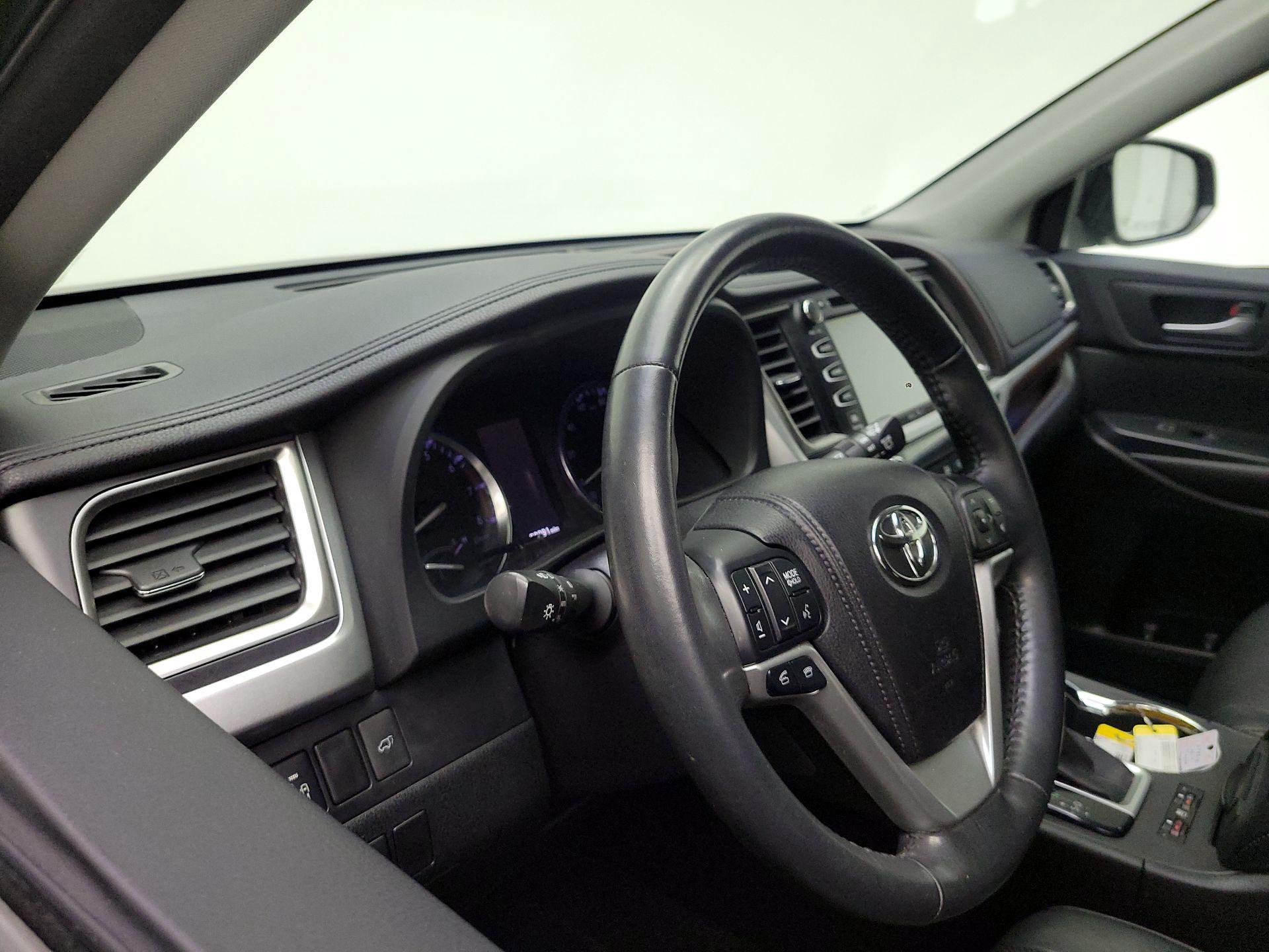 Thumbnail: 2014 Toyota Highlander - 8