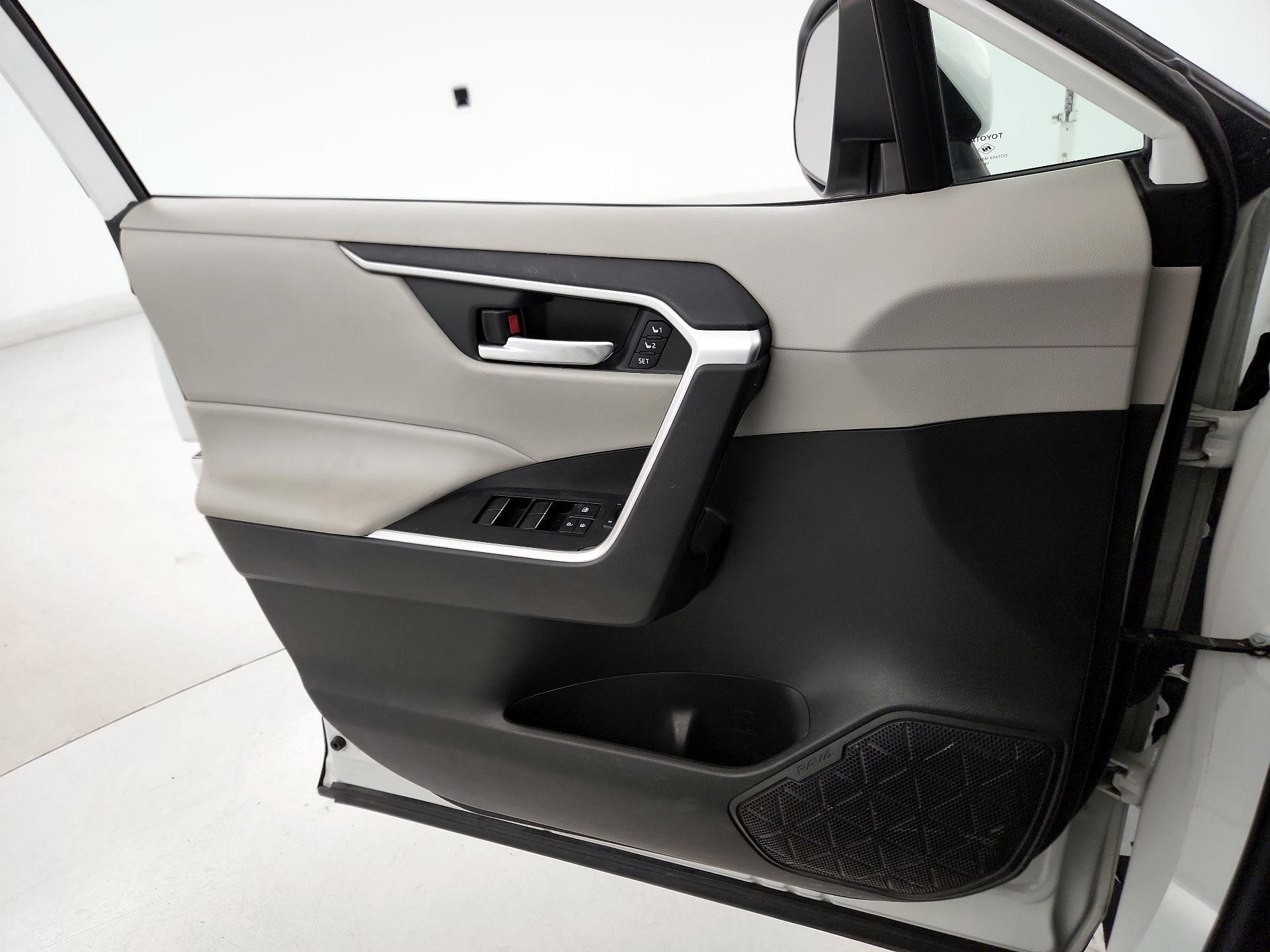 Thumbnail: 2020 Toyota RAV4 - 12