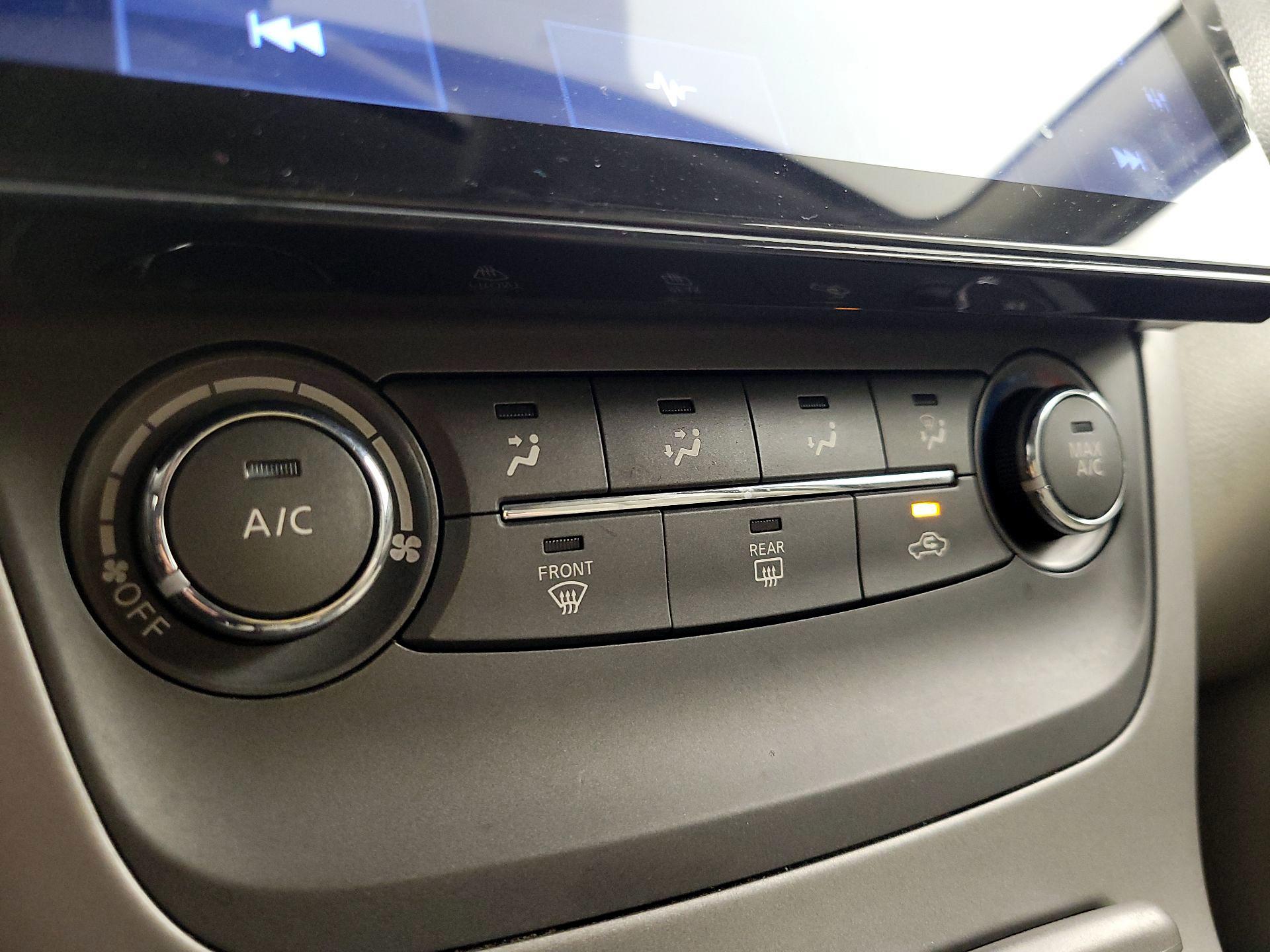 Thumbnail: 2014 Nissan Sentra - 16