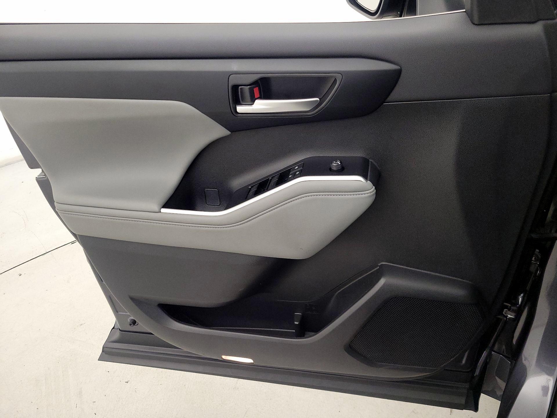 Thumbnail: 2025 Toyota Highlander - 12