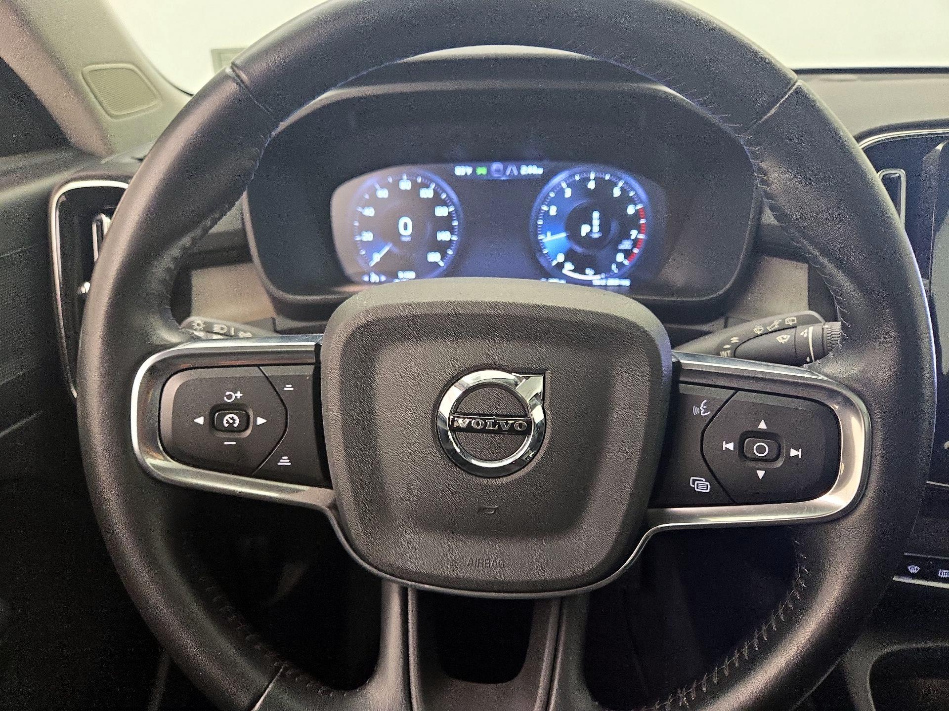 Thumbnail: 2021 Volvo XC40 - 10