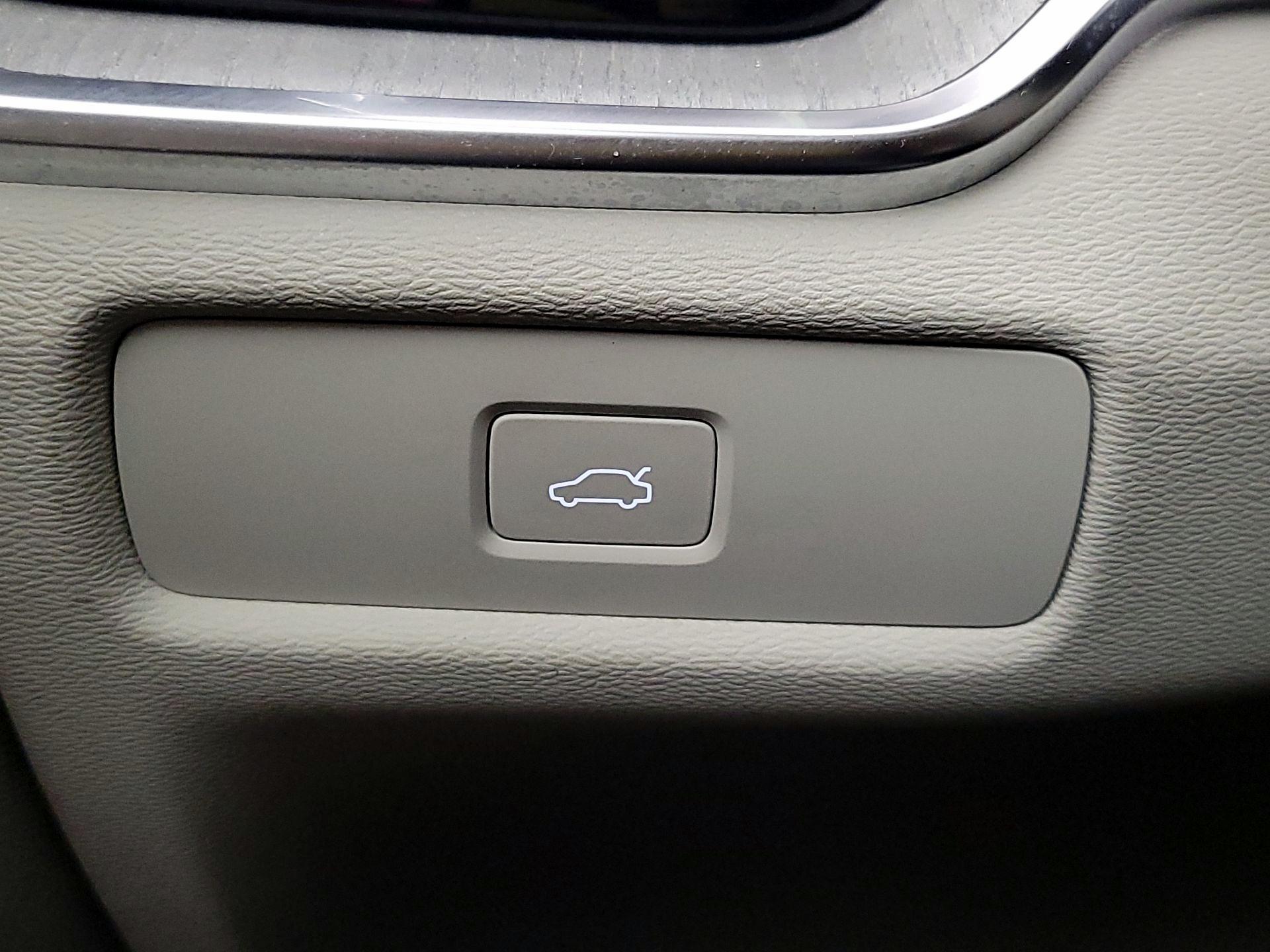 Thumbnail: 2024 Volvo S60 - 13