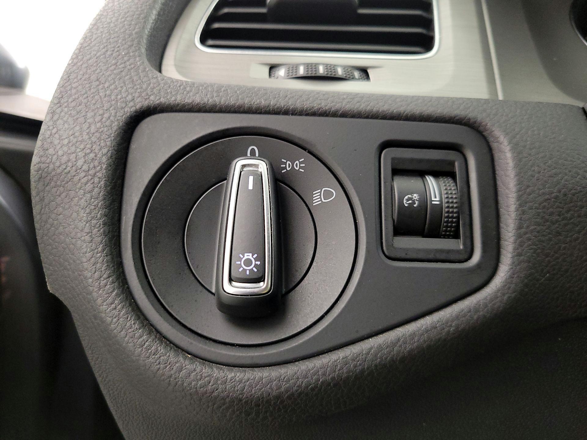 Thumbnail: 2015 Volkswagen Golf - 13