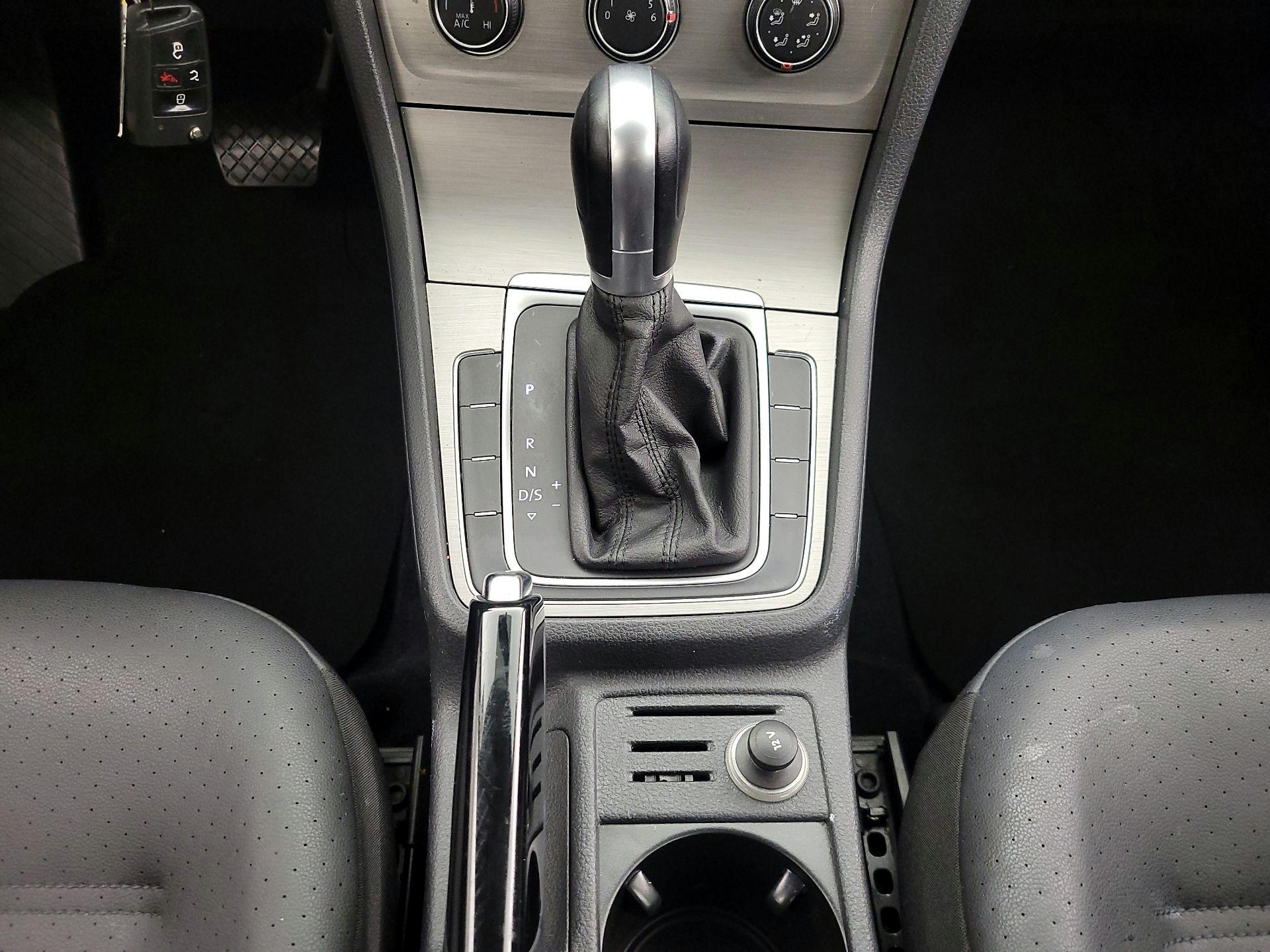 Thumbnail: 2015 Volkswagen Golf - 16