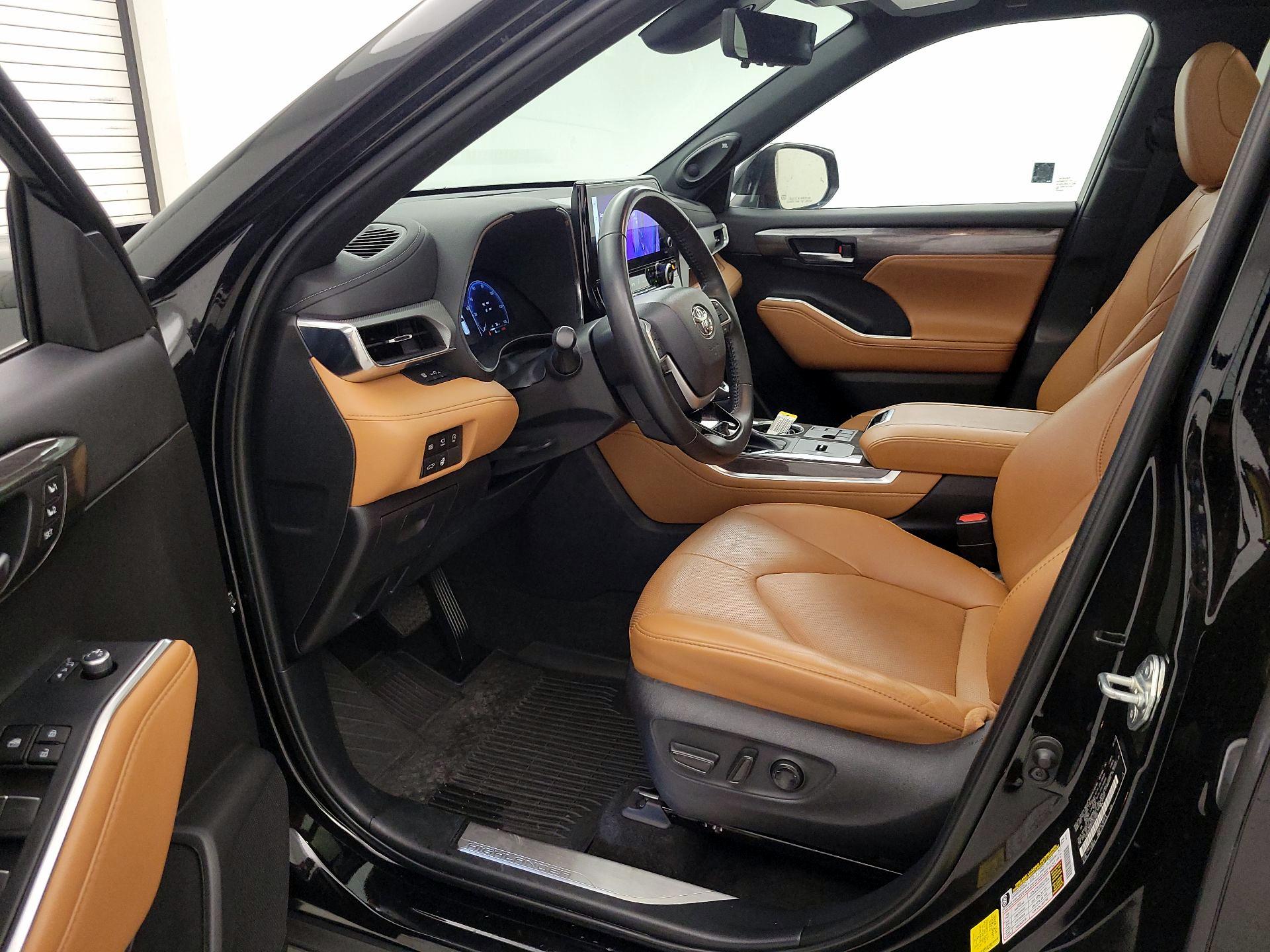 Thumbnail: 2023 Toyota Highlander - 11