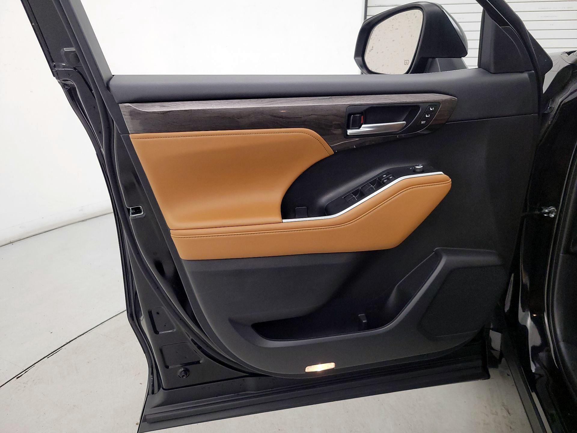 Thumbnail: 2023 Toyota Highlander - 12