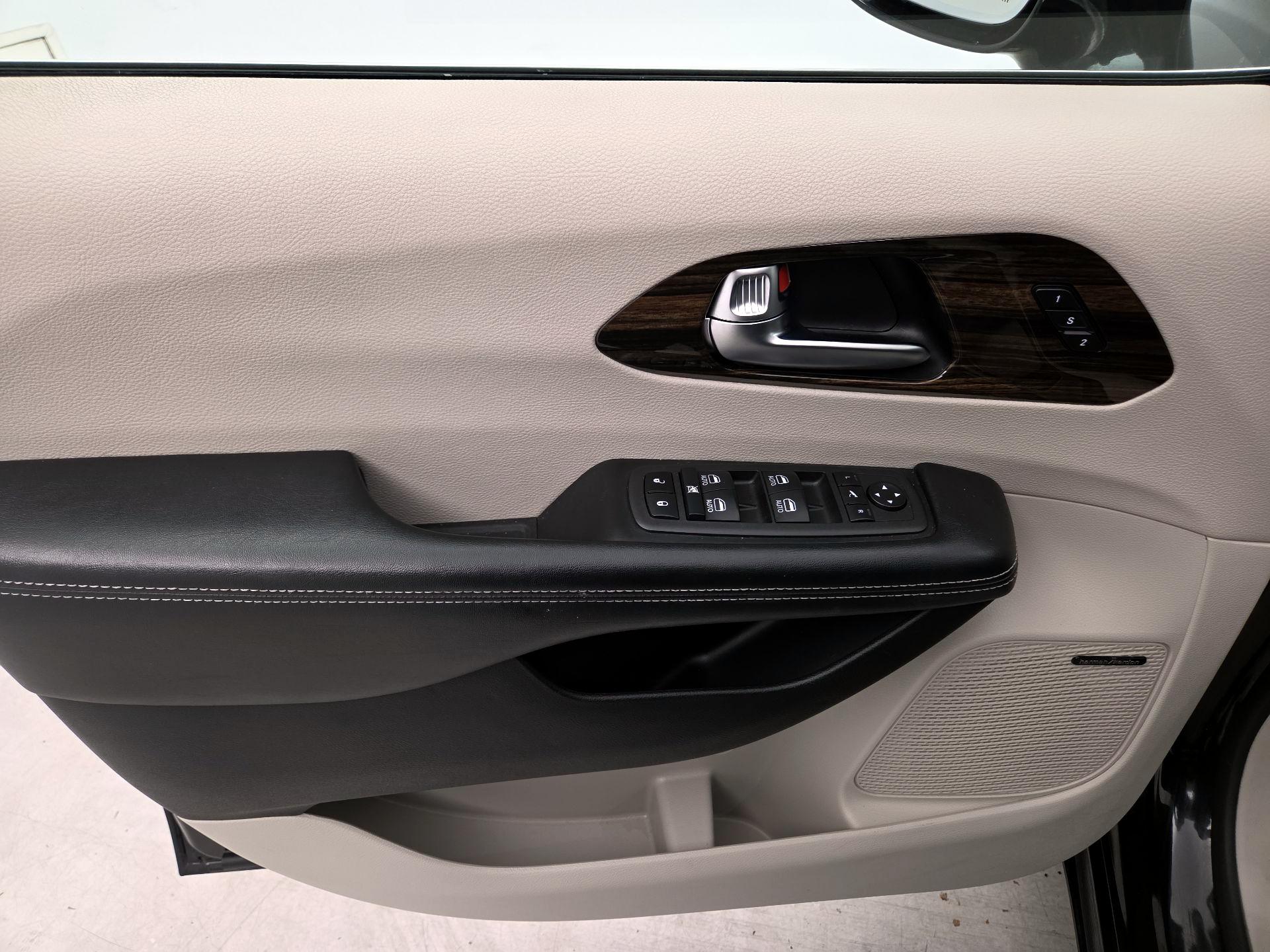 Thumbnail: 2022 Chrysler Pacifica - 12