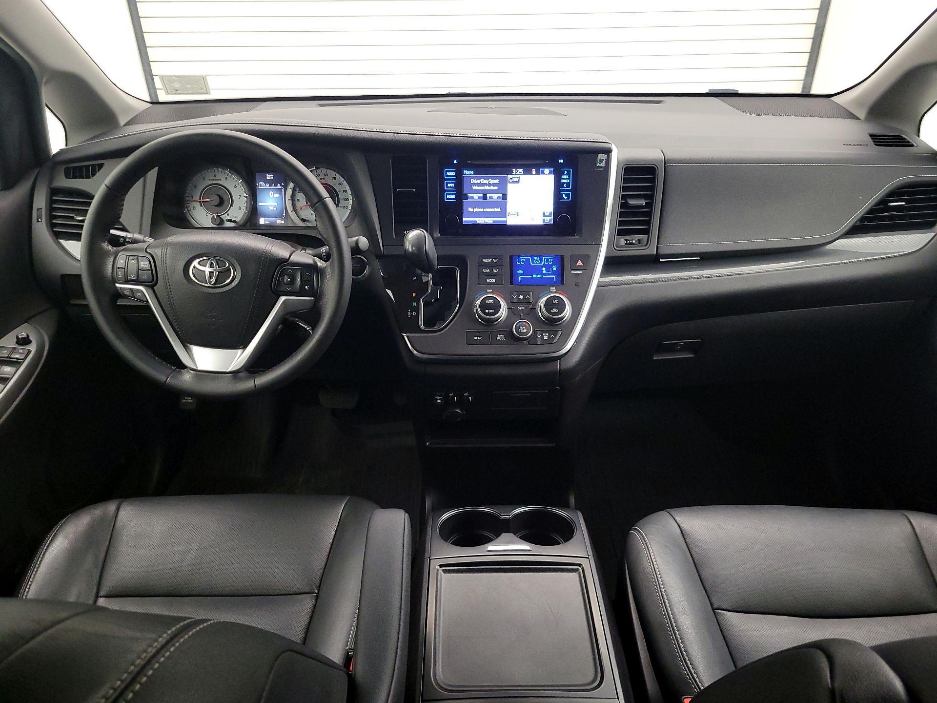 Thumbnail: 2017 Toyota Sienna - 9