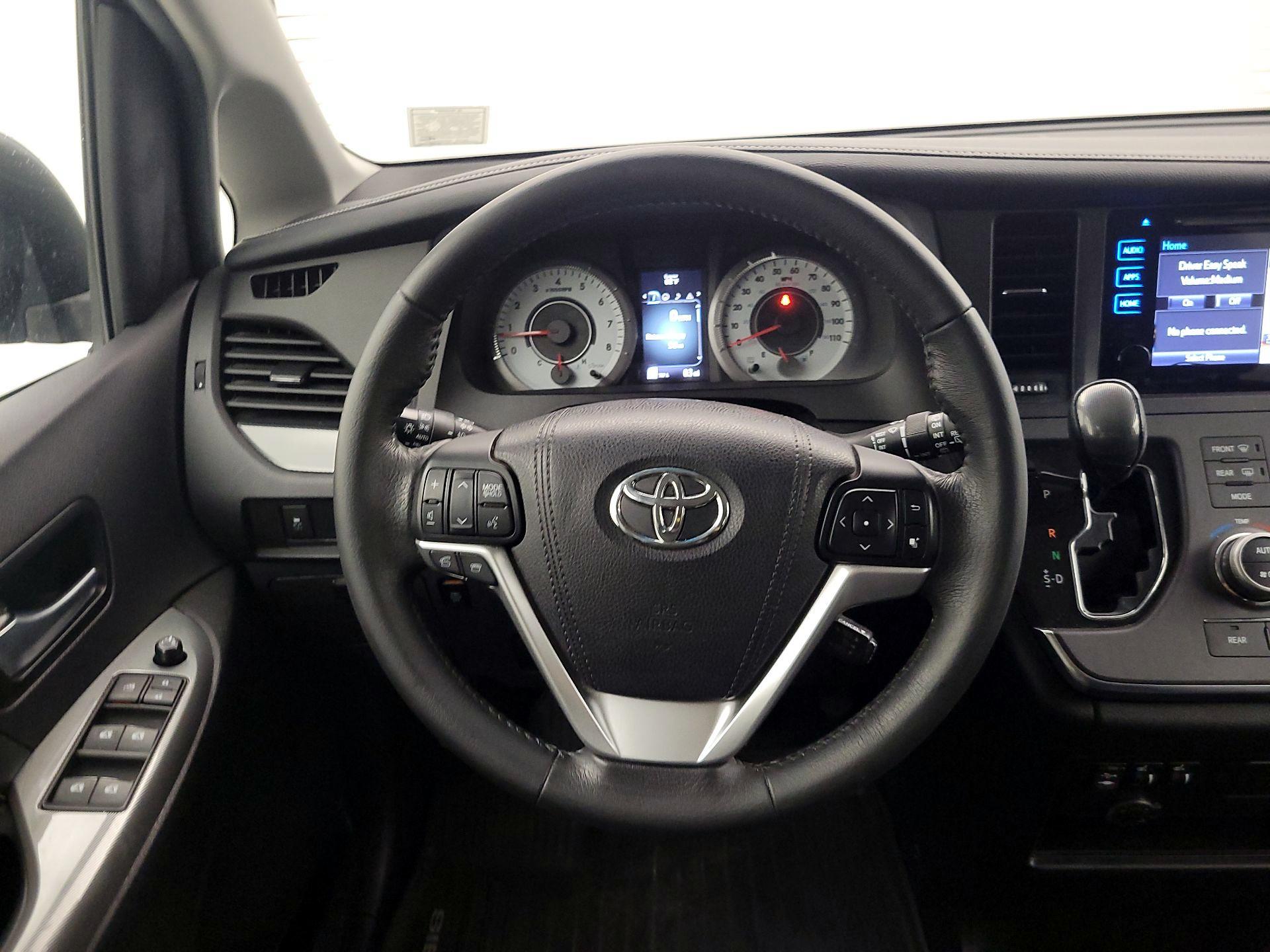 Thumbnail: 2017 Toyota Sienna - 10