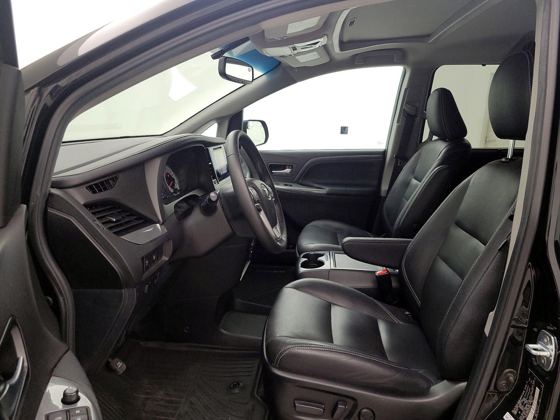 Thumbnail: 2017 Toyota Sienna - 11