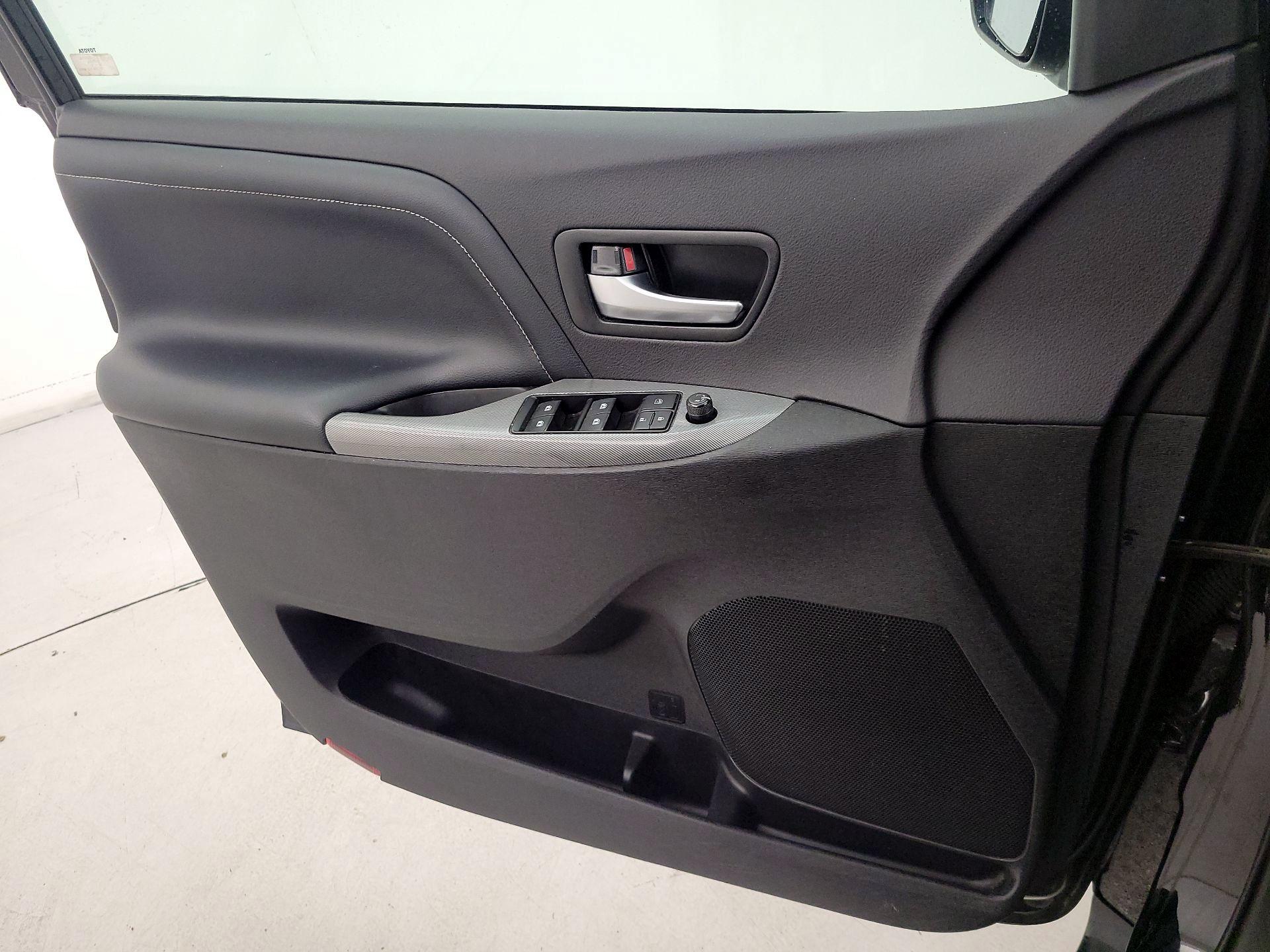 Thumbnail: 2017 Toyota Sienna - 12