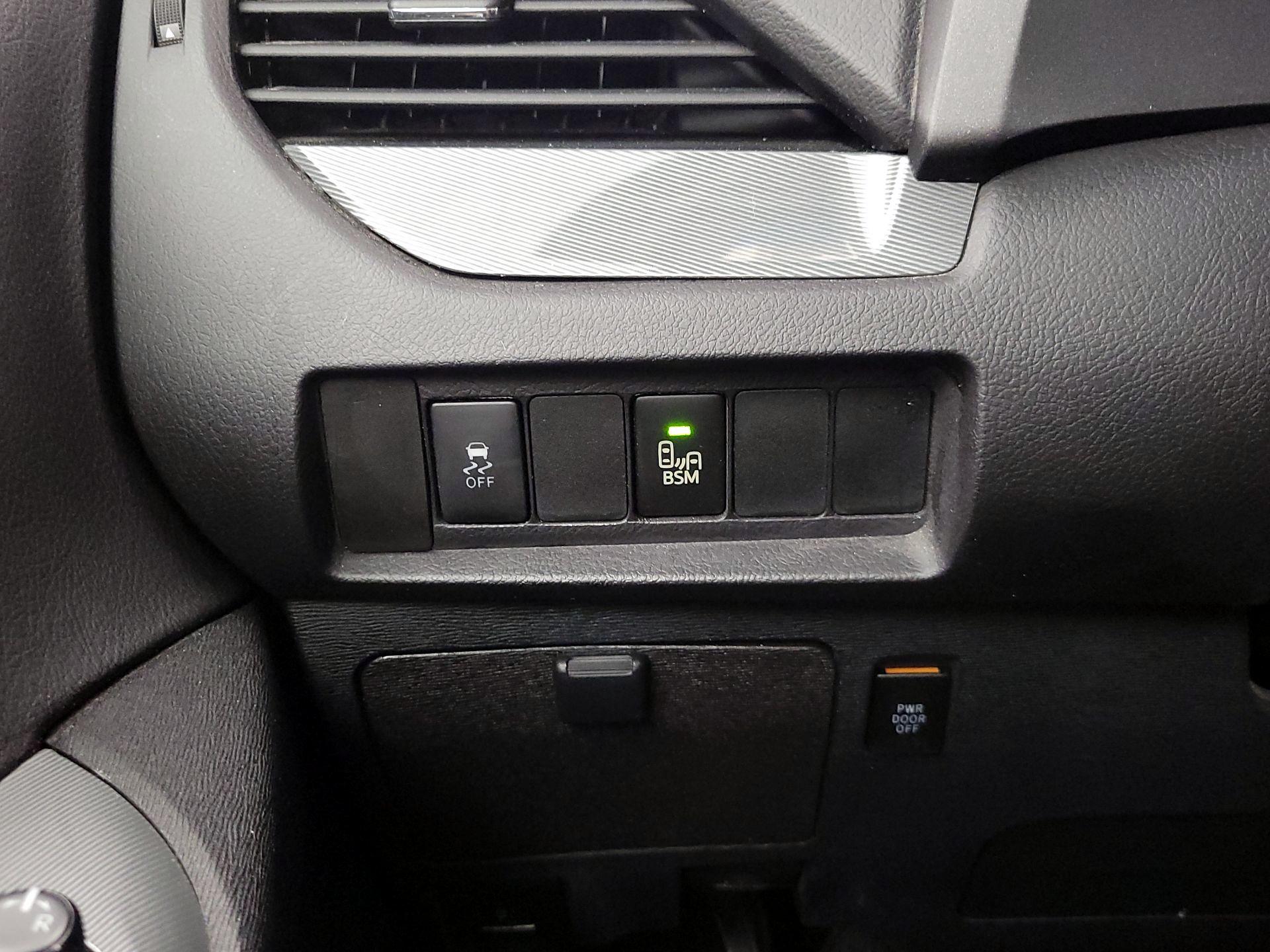 Thumbnail: 2017 Toyota Sienna - 13