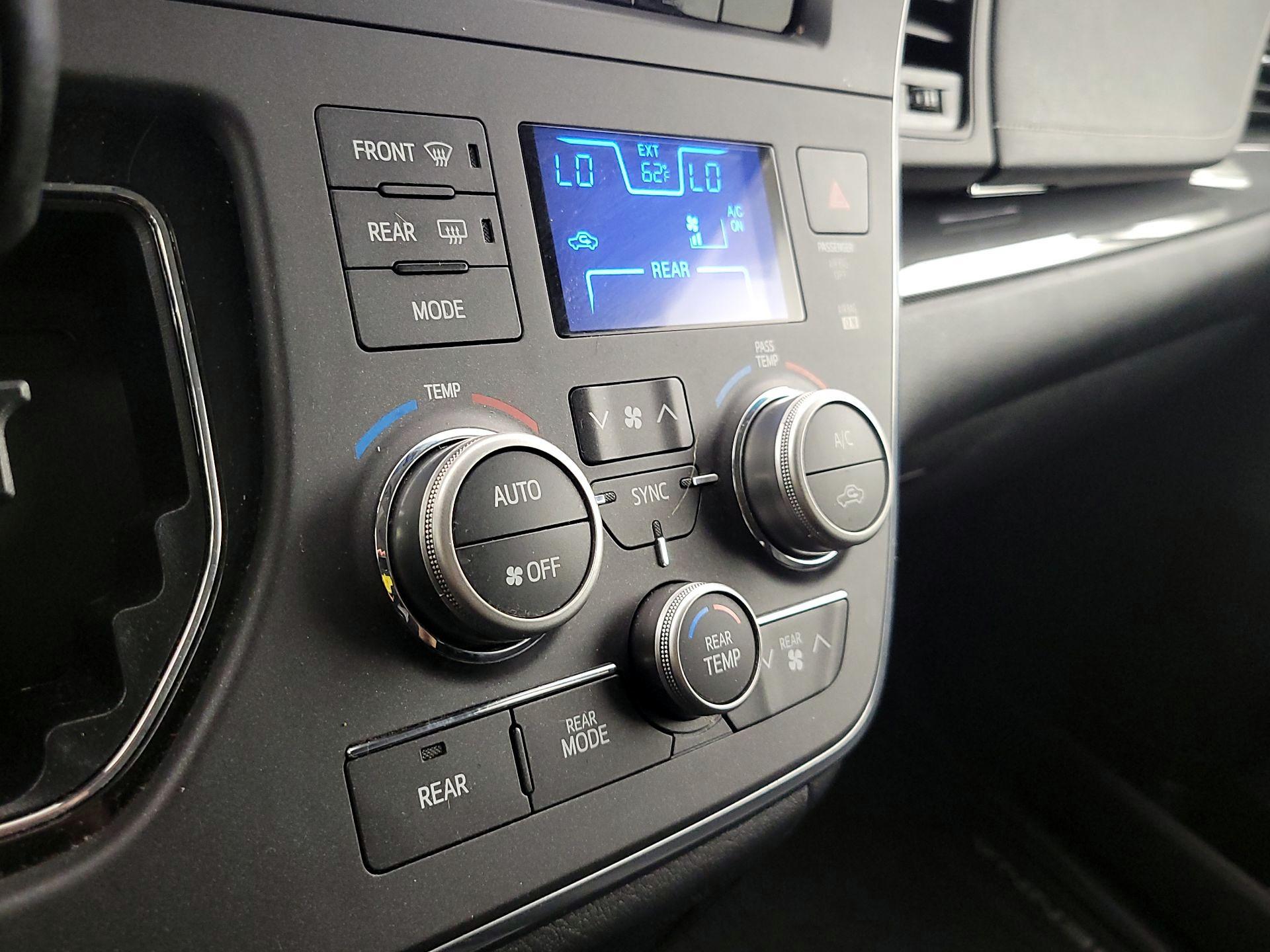 Thumbnail: 2017 Toyota Sienna - 17