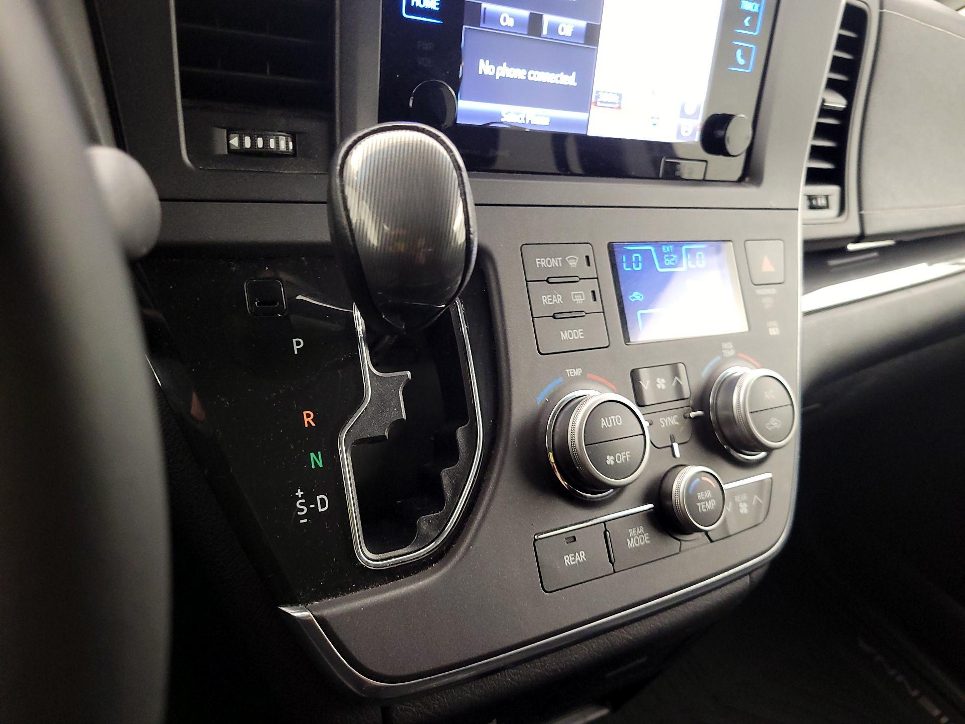 Thumbnail: 2017 Toyota Sienna - 18