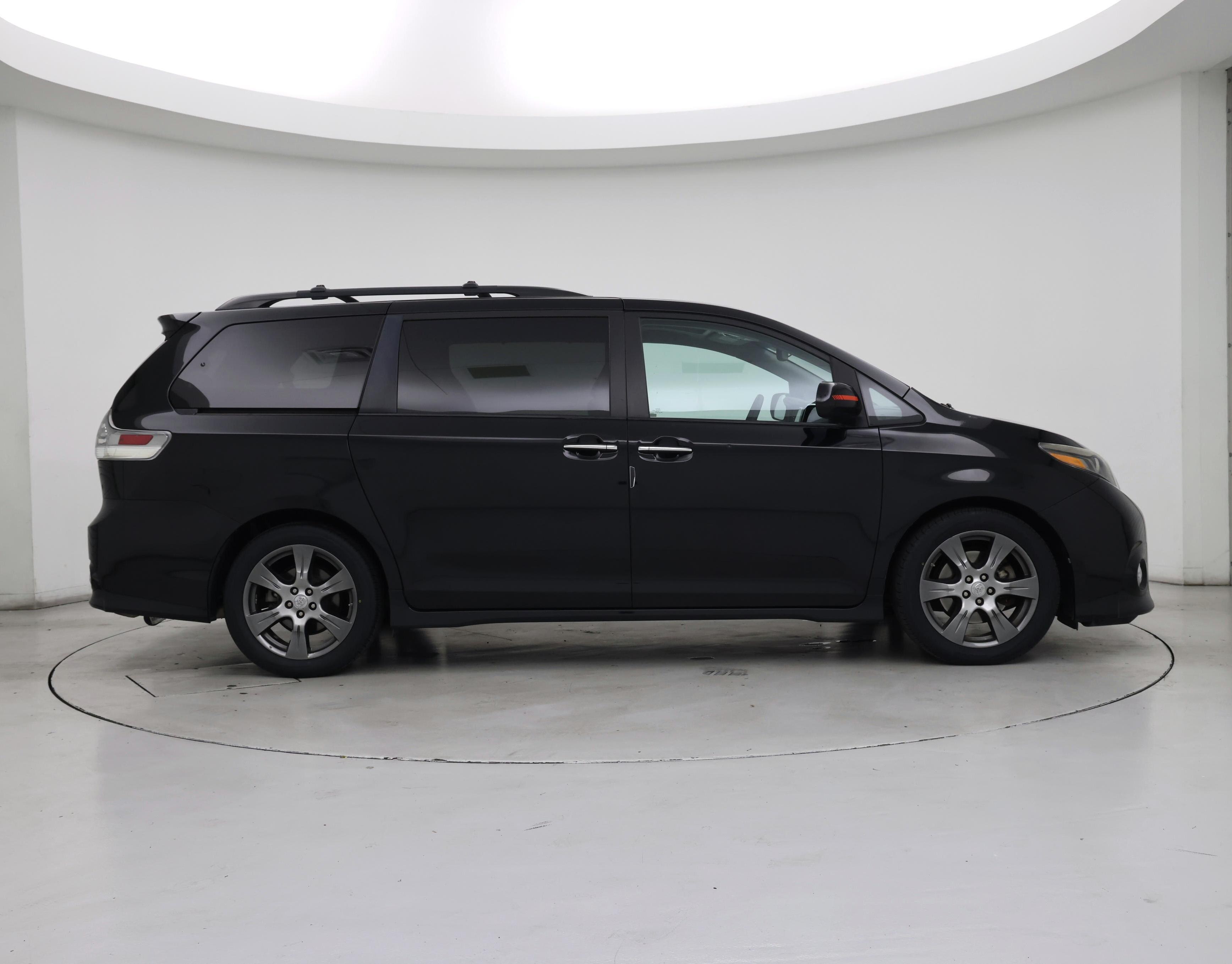 Thumbnail: 2017 Toyota Sienna - 7