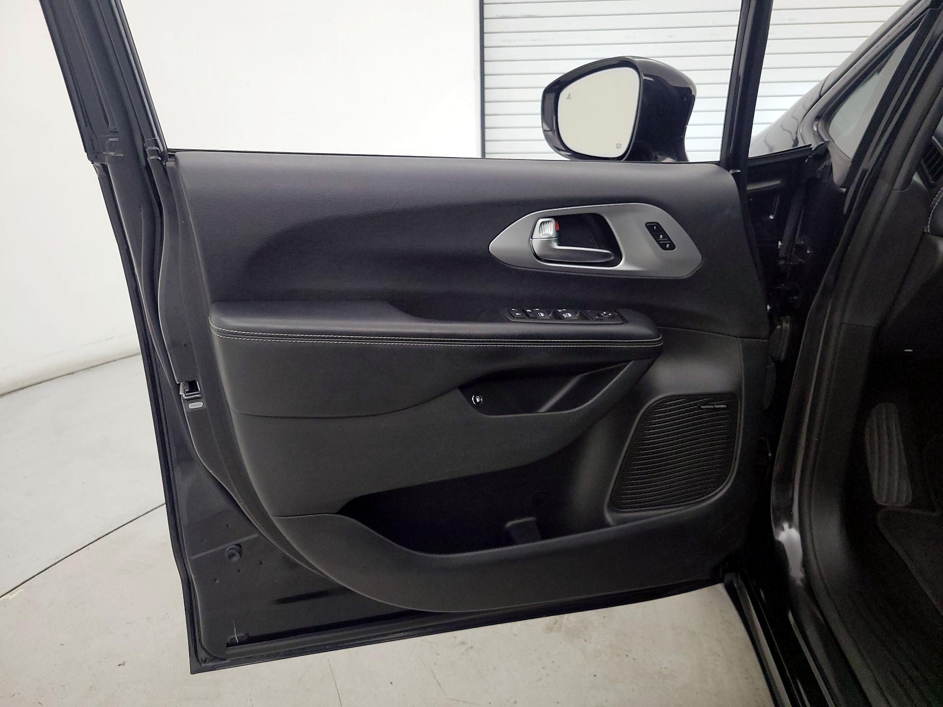 Thumbnail: 2019 Chrysler Pacifica - 12