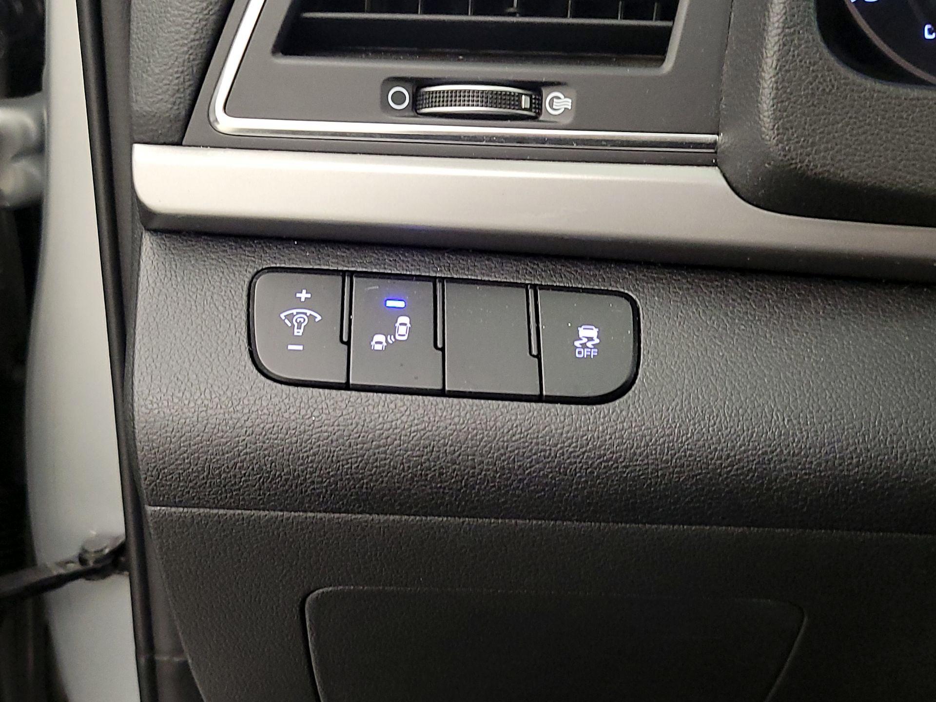 Thumbnail: 2018 Hyundai Elantra - 13