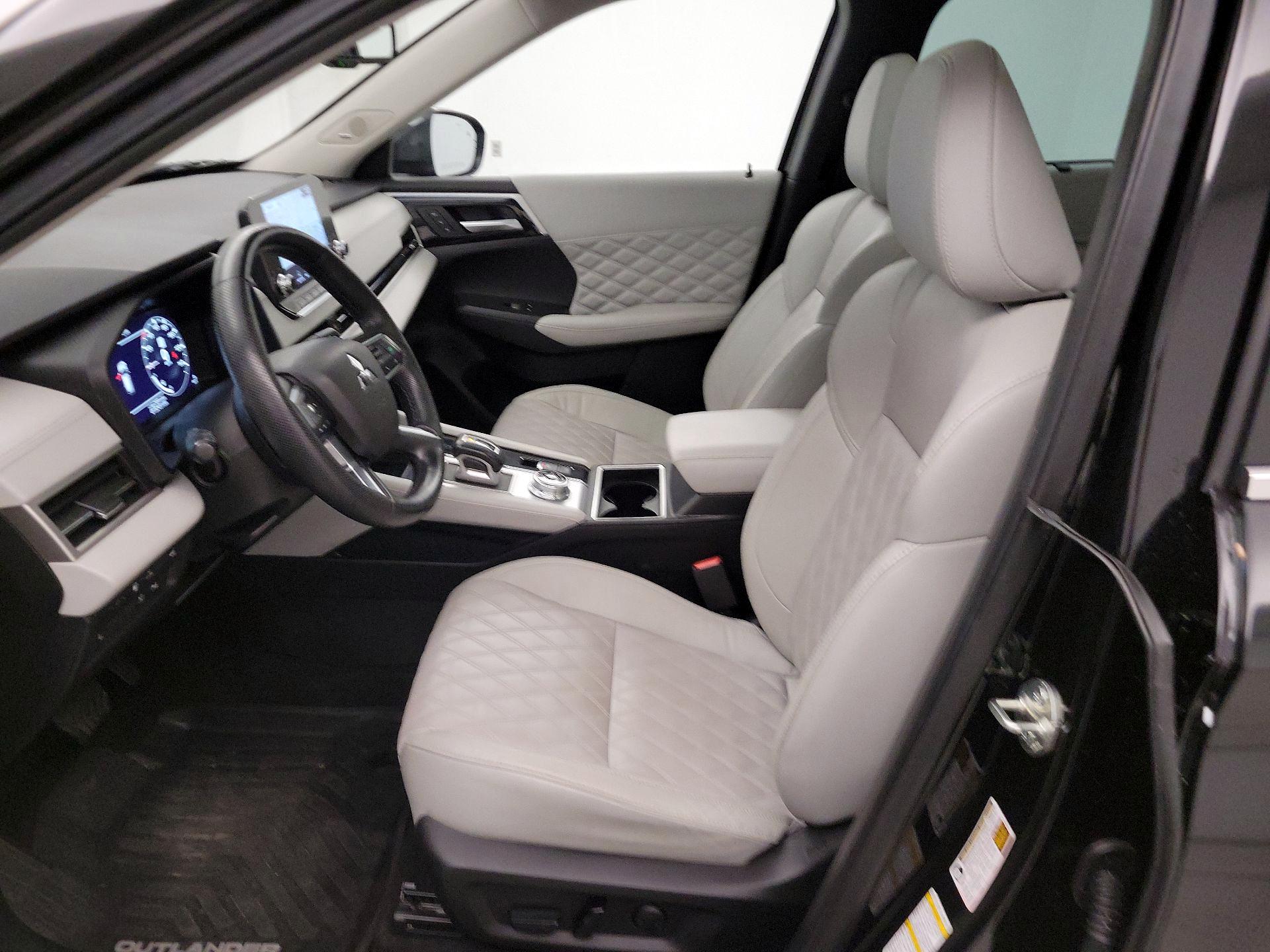 Thumbnail: 2023 Mitsubishi Outlander - 11